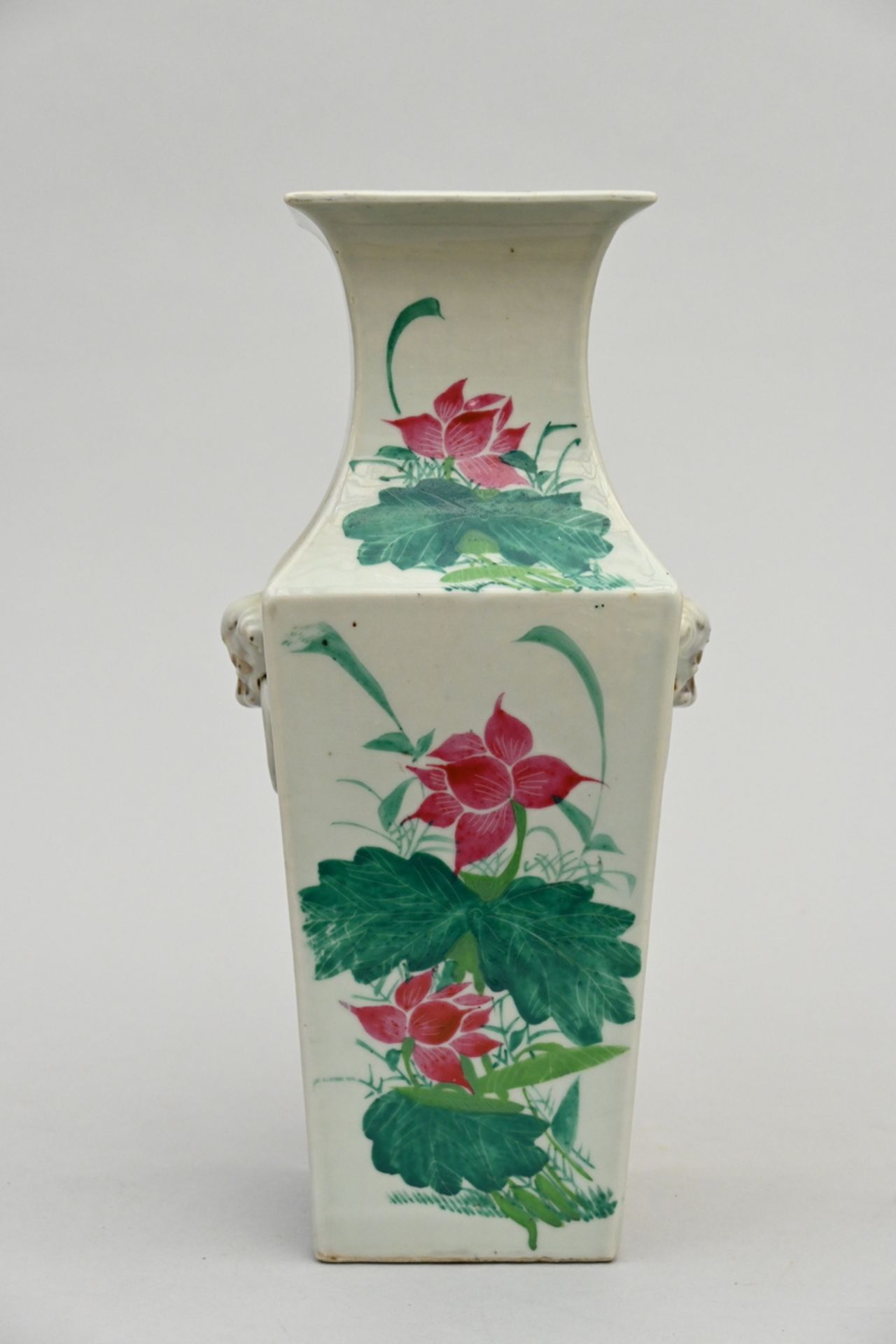 A square vase in Chinese porcelain 'figures' (h38cm) - Image 3 of 6