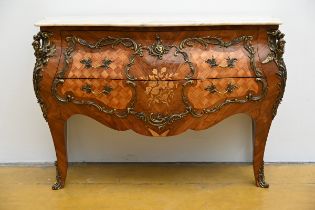 A Louis XV style chest of drawers with inlaywork and bronze decoration, 20th century (90x132x51cm)