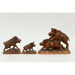 Three wild boars in sculpted wood (30x38x13) (20x21x7.5cm) (14x17x7cm)