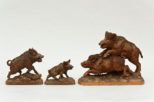 Three wild boars in sculpted wood (30x38x13) (20x21x7.5cm) (14x17x7cm)