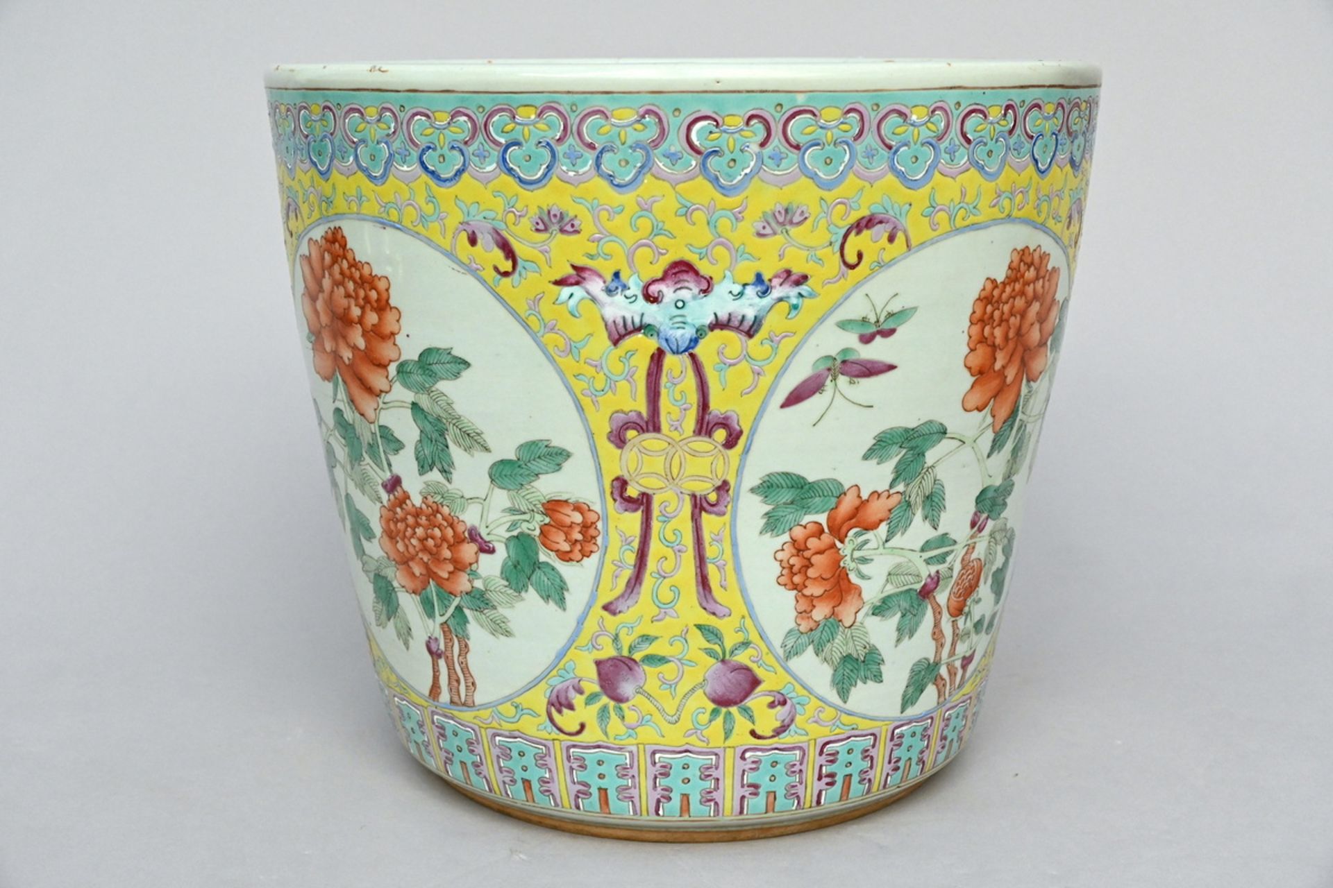 A famille jaune planter in Chinese porcelain (31x35cm) - Image 2 of 5