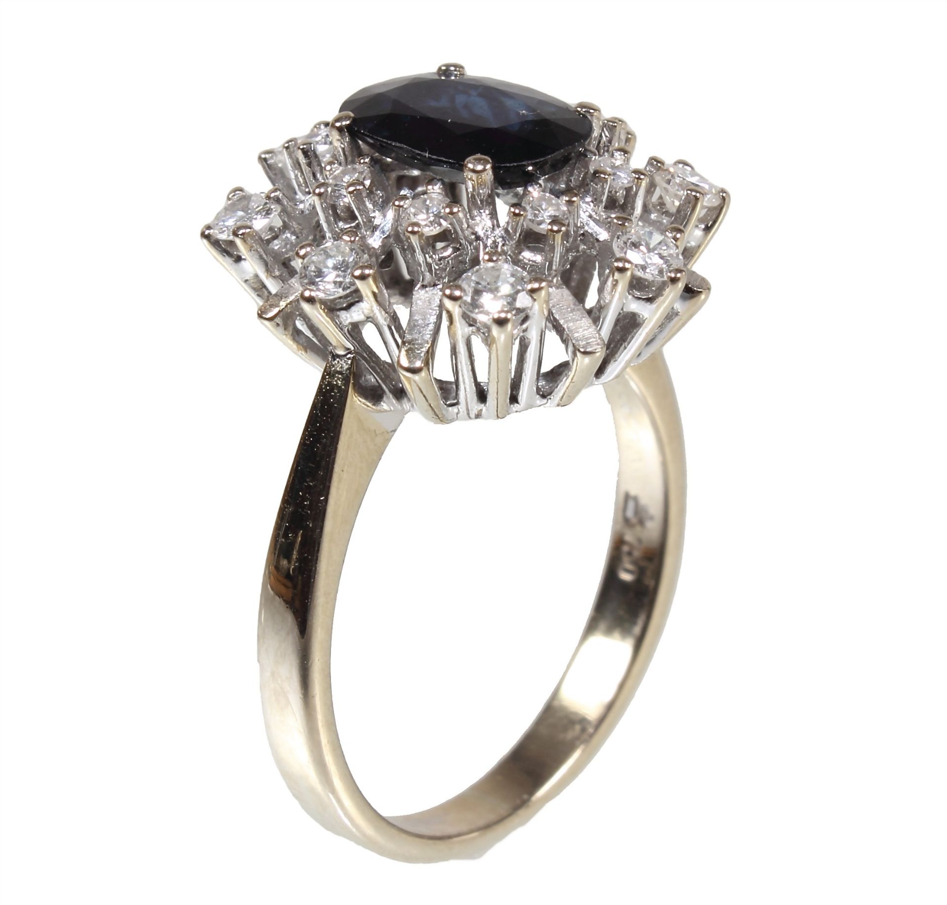 Ring, GG 585/000, ovaler Saphir ca. 1,16 ct (eingraviert) ct, ca. 8,3 x 6,0 mm, 16 Brillanten ... - Bild 2 aus 2