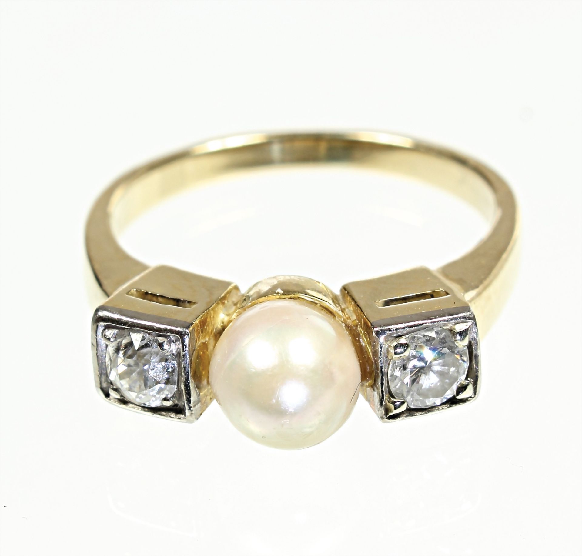 Ring, GG 750/000, Akoja-Perle D = 6,4 mm, 1 Altschliff-Diamant weiß ca. 0,20 ct weiß, 1 ...
