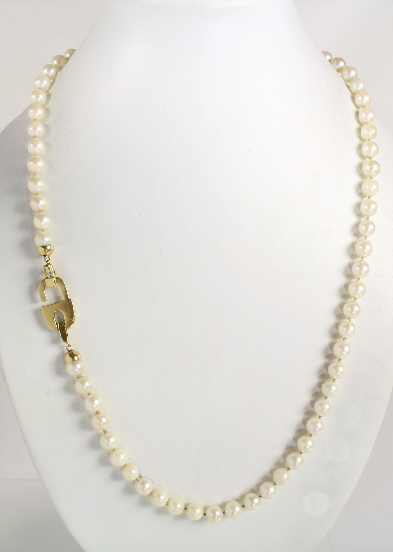 Akoja-Perlenkette, GG 750/000, Schließe in Form eines Vorhängeschlosses, Perlen D = 7,0-7,2 ... - Bild 2 aus 2