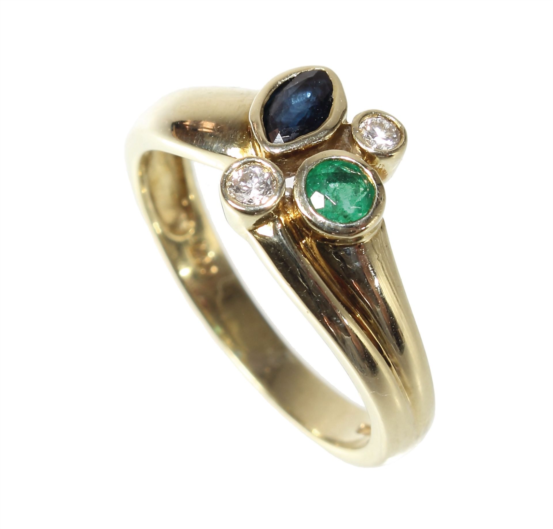 Ring, GG 585/000, 2 Brillanten ca. 0,07 ct tw/w-si, 1 Saphir in Navetteform, 1 Smaragd ca. ...