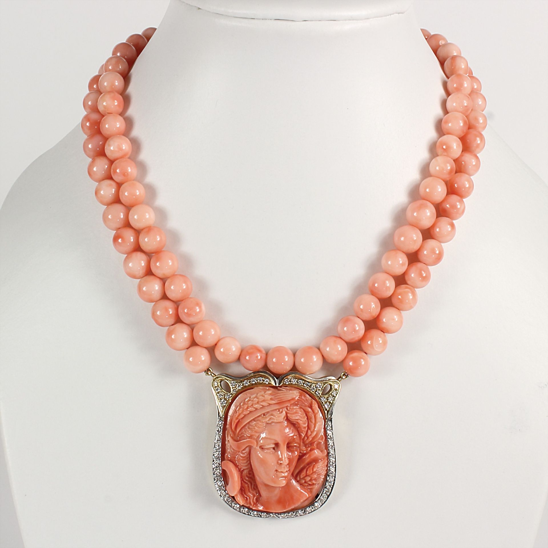 corals necklace, yellow gold 585/000, portrait of a woman cut out of a coral in three-quarter ...