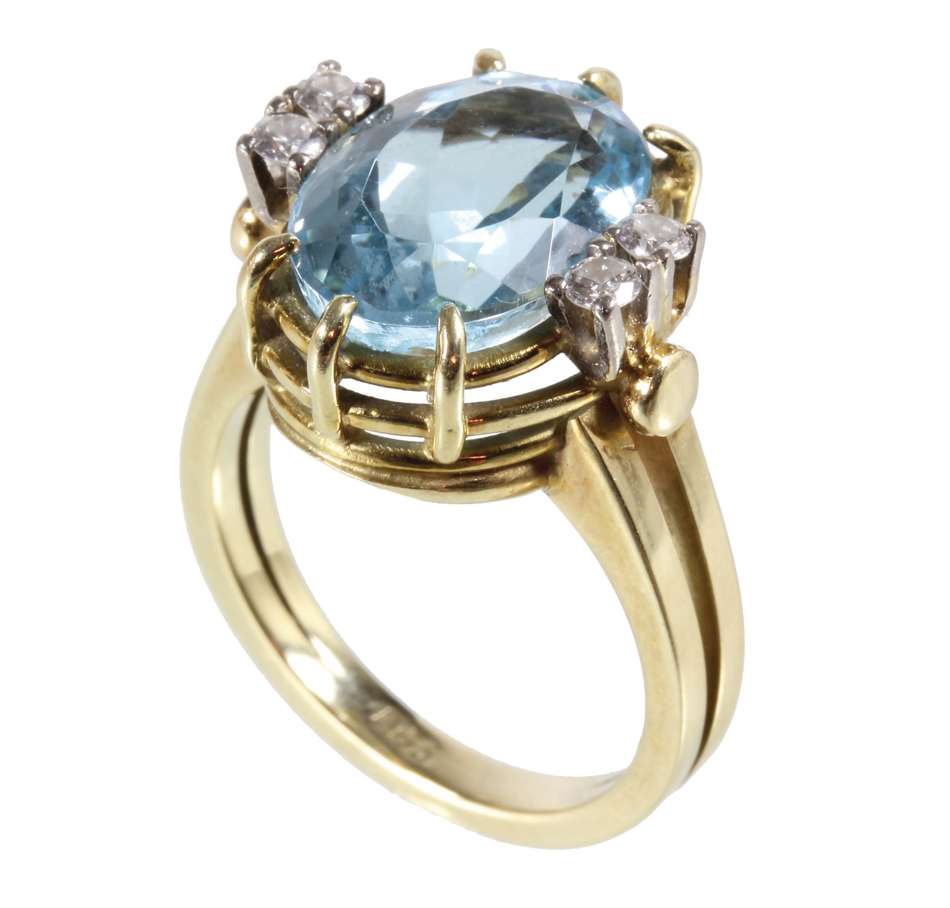 Ring, GG 585/000, zentraler farbintensiver Aquamarin ca. 5,0 ct (ca. 10,0 x 13,3 mm), 4 ...