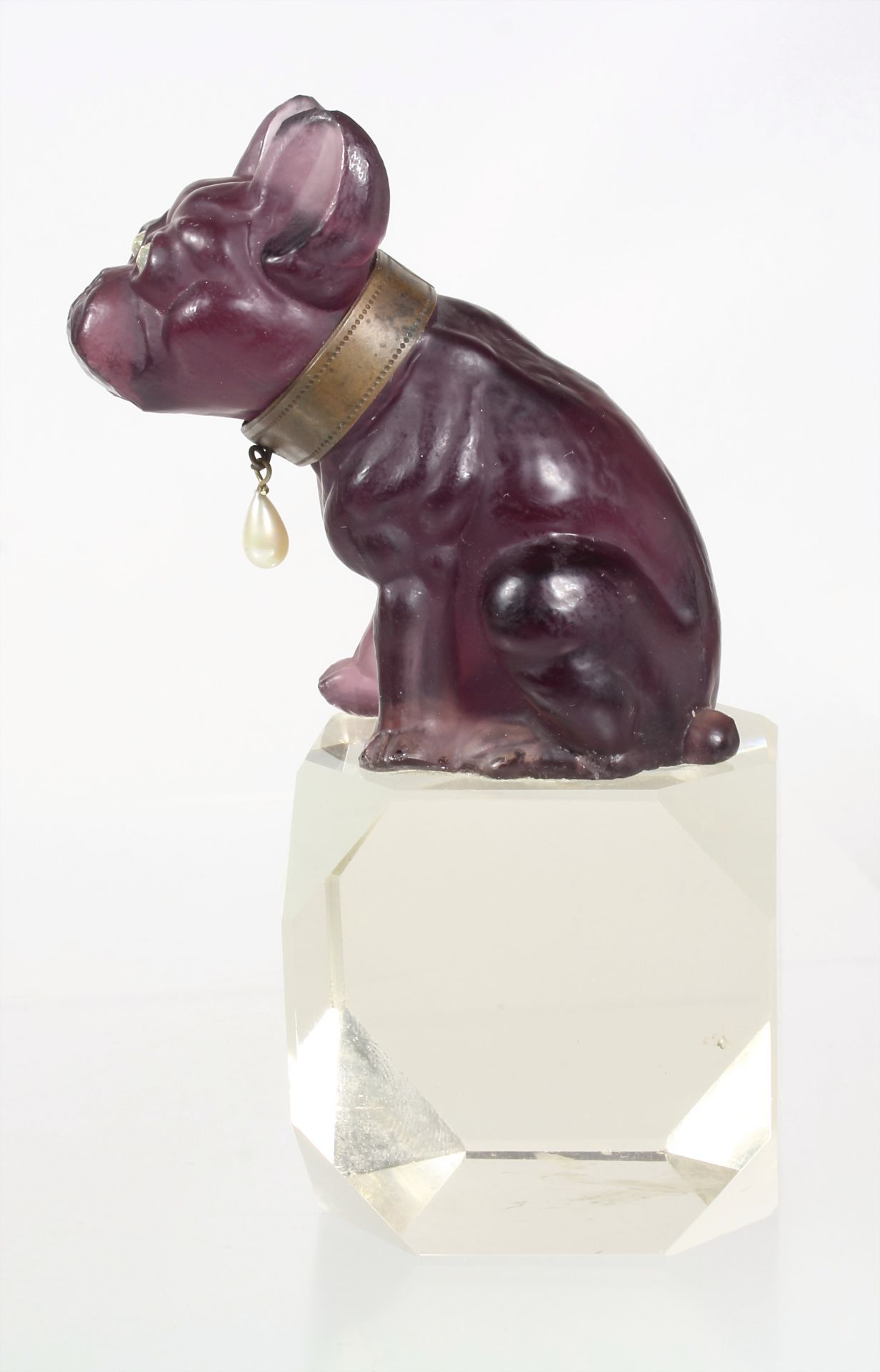 paperweight, ART-DECO 1920/'30s, sitting mastiff on a polished glass base, three-dimensional ... - Image 2 of 3