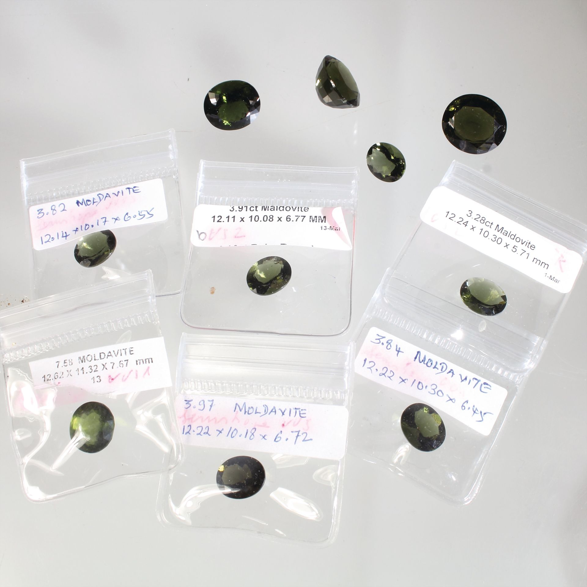 10 moldavites, oval cut (facet) from c. 12,2 x 5,7 mm up to 18,0 x 16,2 mm, total 71.64 ct  ...