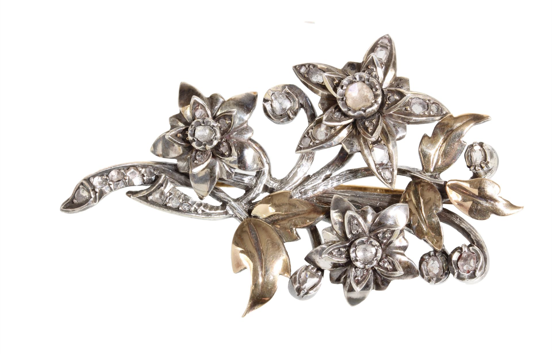 Brosche um 1800/20, Gold/Silber, 3 Blüten u. Zierelemente mit 39 Diamantrosen besetzt, 5 ...