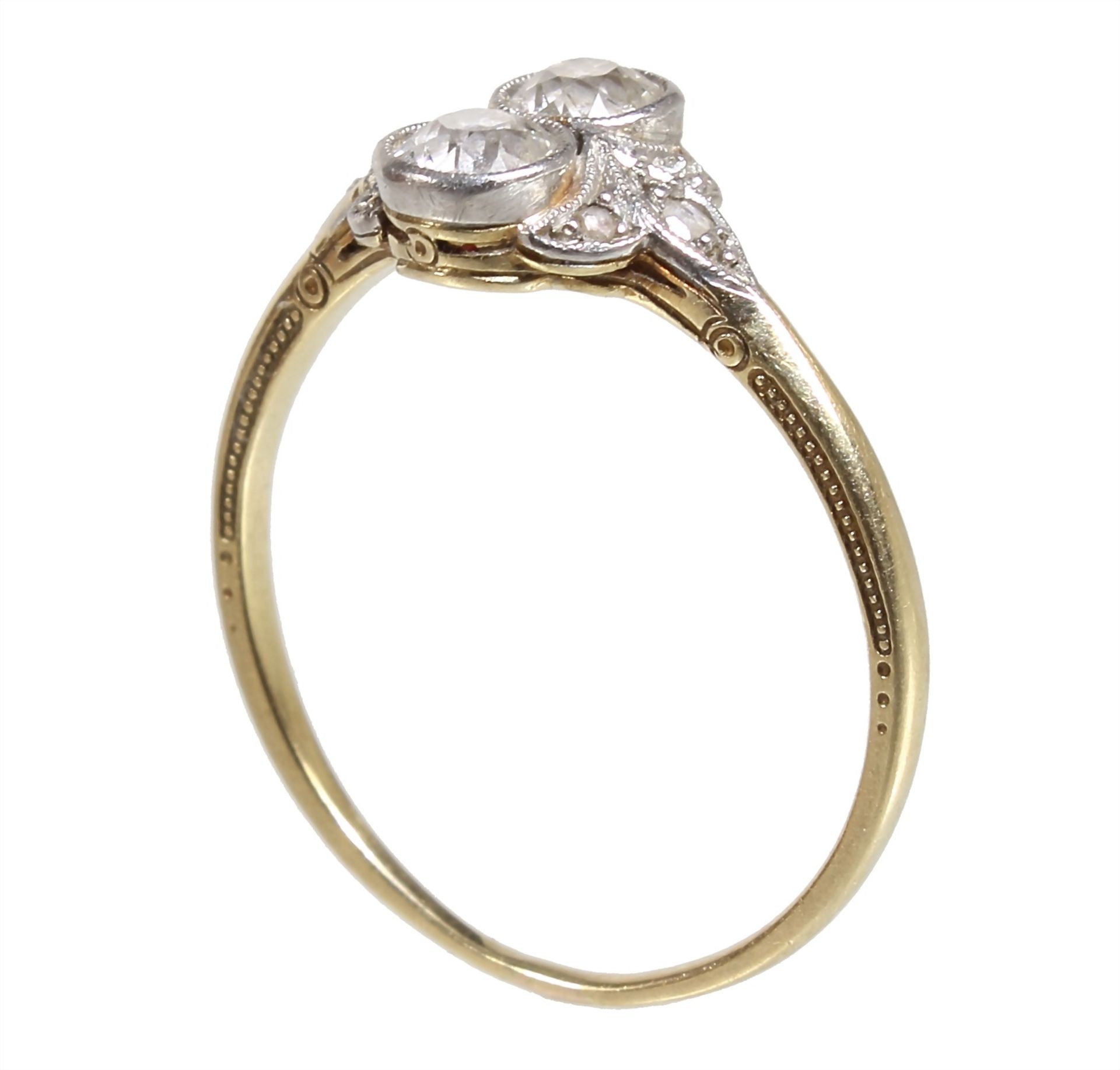 Ring, ART-DECO 1920/30er Jahre, GG 585/000, 2 Altschliff-Diamanten ca. 0,58 ct weiß, 6 ... - Bild 2 aus 2