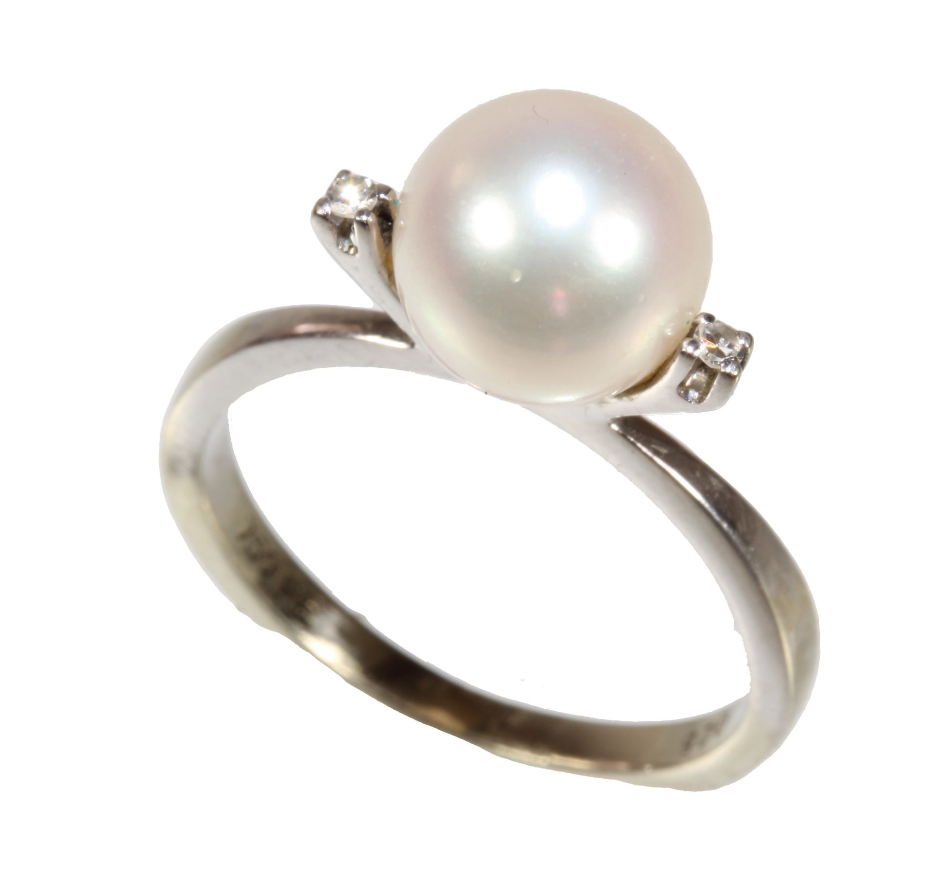 Ring, WG 750/000, sig. FE, zentrale Akoja-Perle D = 8,5 mm, seitlich 2 Diamanten weiß, RW ca. 52