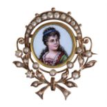 Brosche um 1870/80, GG 333/000, emailliertes Damenportrait, 34 Stck. 1/2 Perlen im filigranen ...