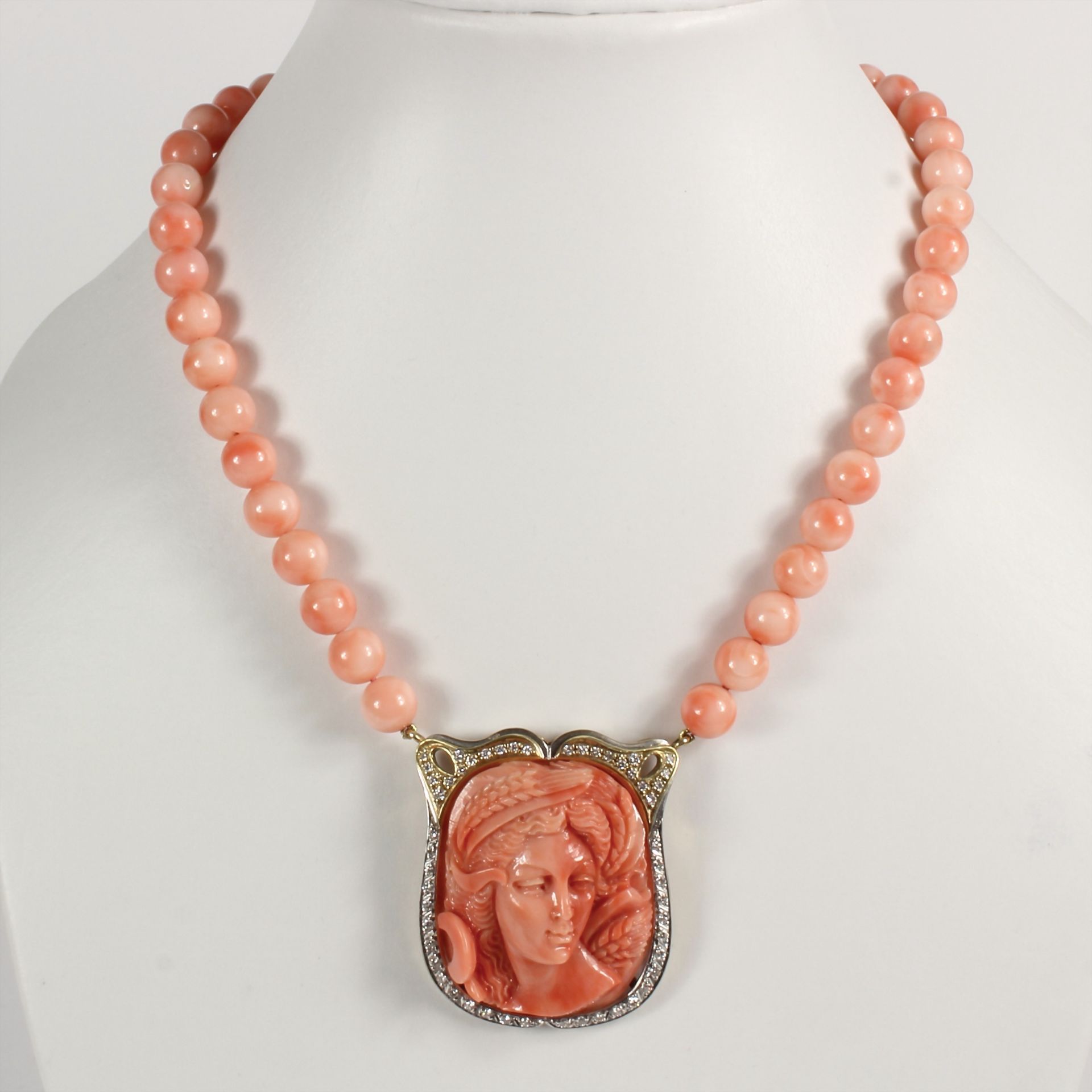 corals necklace, yellow gold 585/000, portrait of a woman cut out of a coral in three-quarter ... - Image 2 of 3