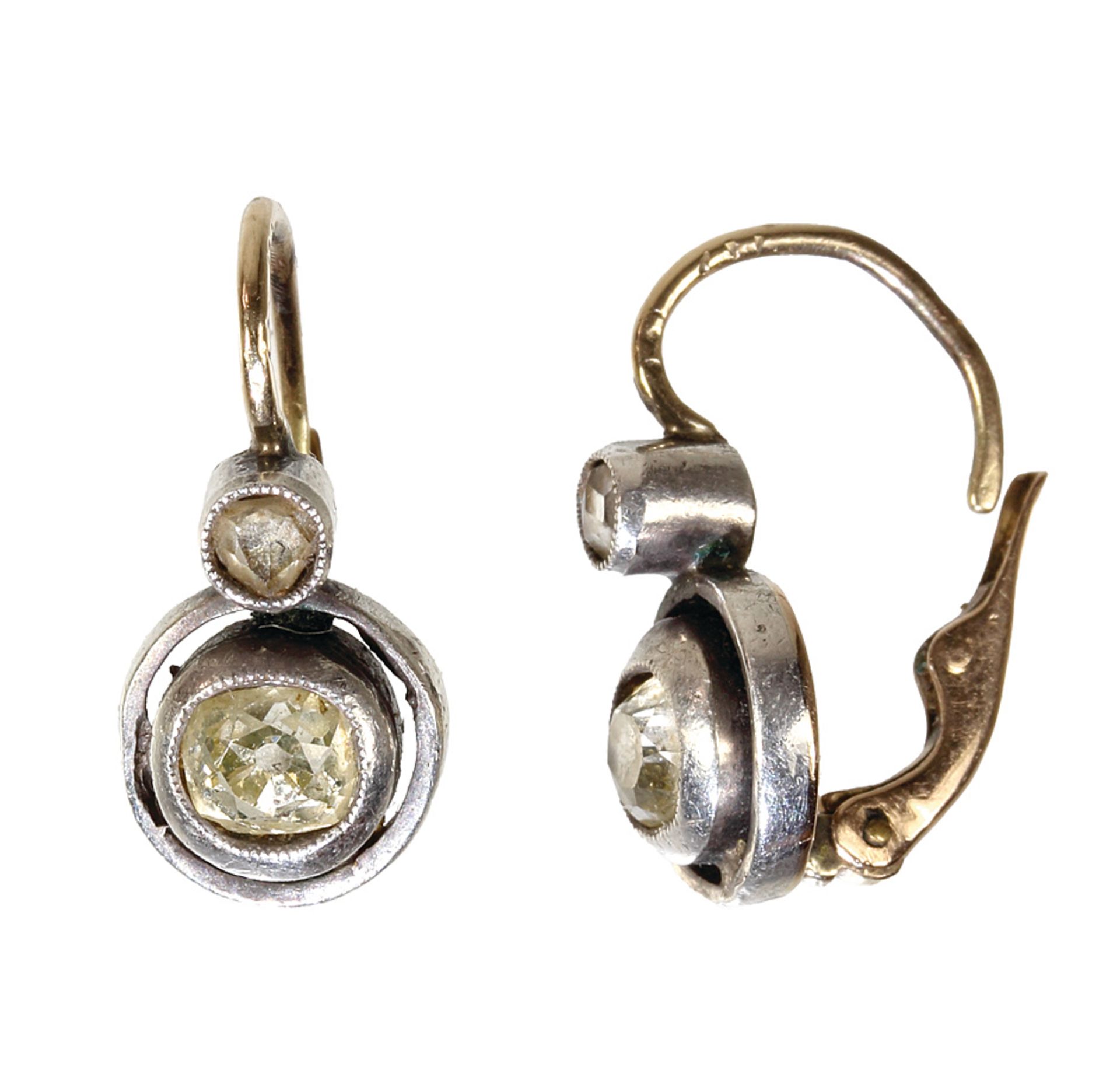1 Paar Ohrhänger (mit Klappbügel) um 1870/80, GG 585/000, 2 Altschliff-Diamanten ca. 0,92 ct ...