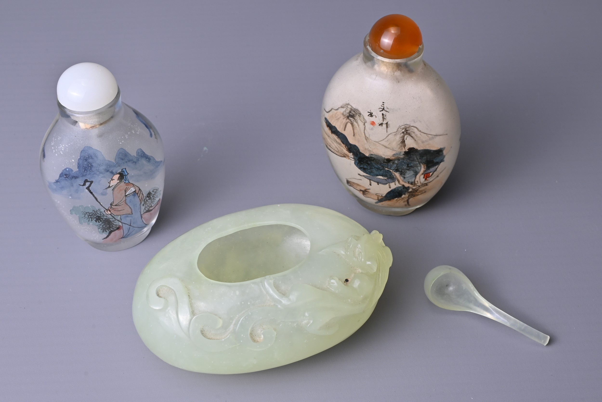 A CHINESE SERPENTINE WATER POT WITH TWO SNUFF BOTTLES, EARLY 20TH CENTURY. The water pot with - Image 4 of 4