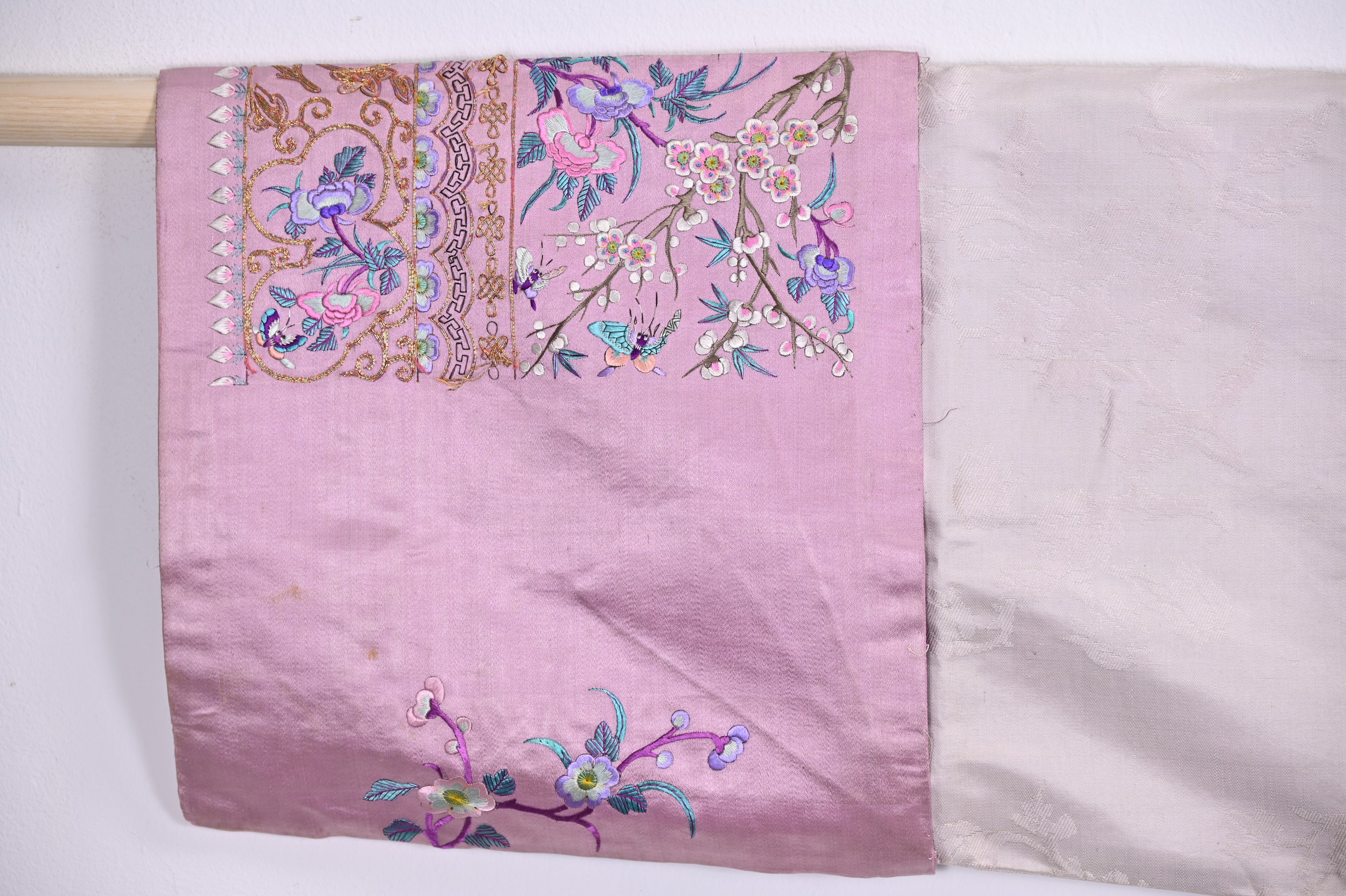 A CHINESE EMBROIDERED SILK PALE PINK- GROUND WOMEN'S JACKET, LATE 19TH/20TH CENTURY. The pale pink - Image 5 of 7