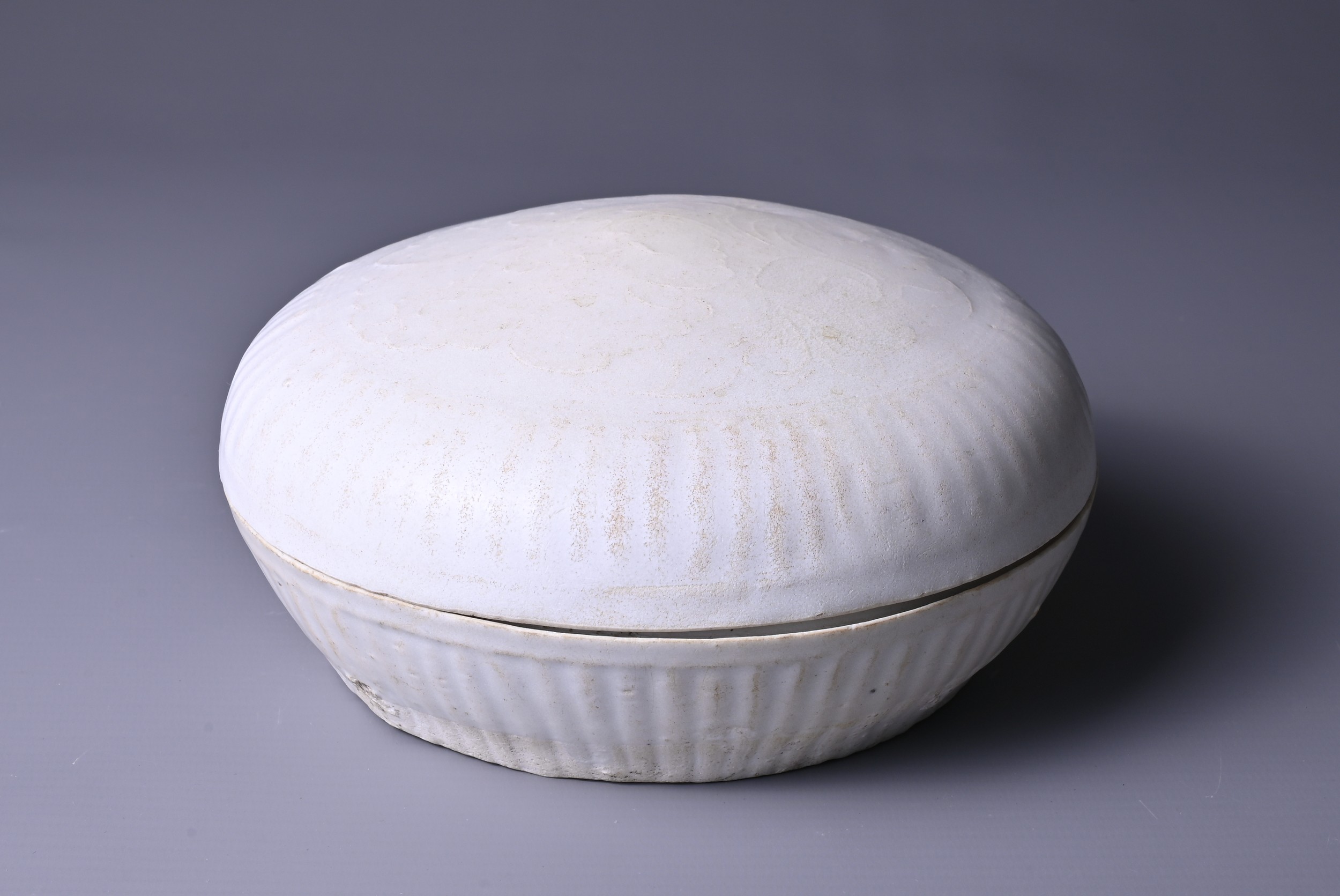 A LARGE MOULDED DEHUA QINGBAI PORCELAIN BOX, CHINESE SONG / YUAN DYNASTY. Made at the Dehua kilns in