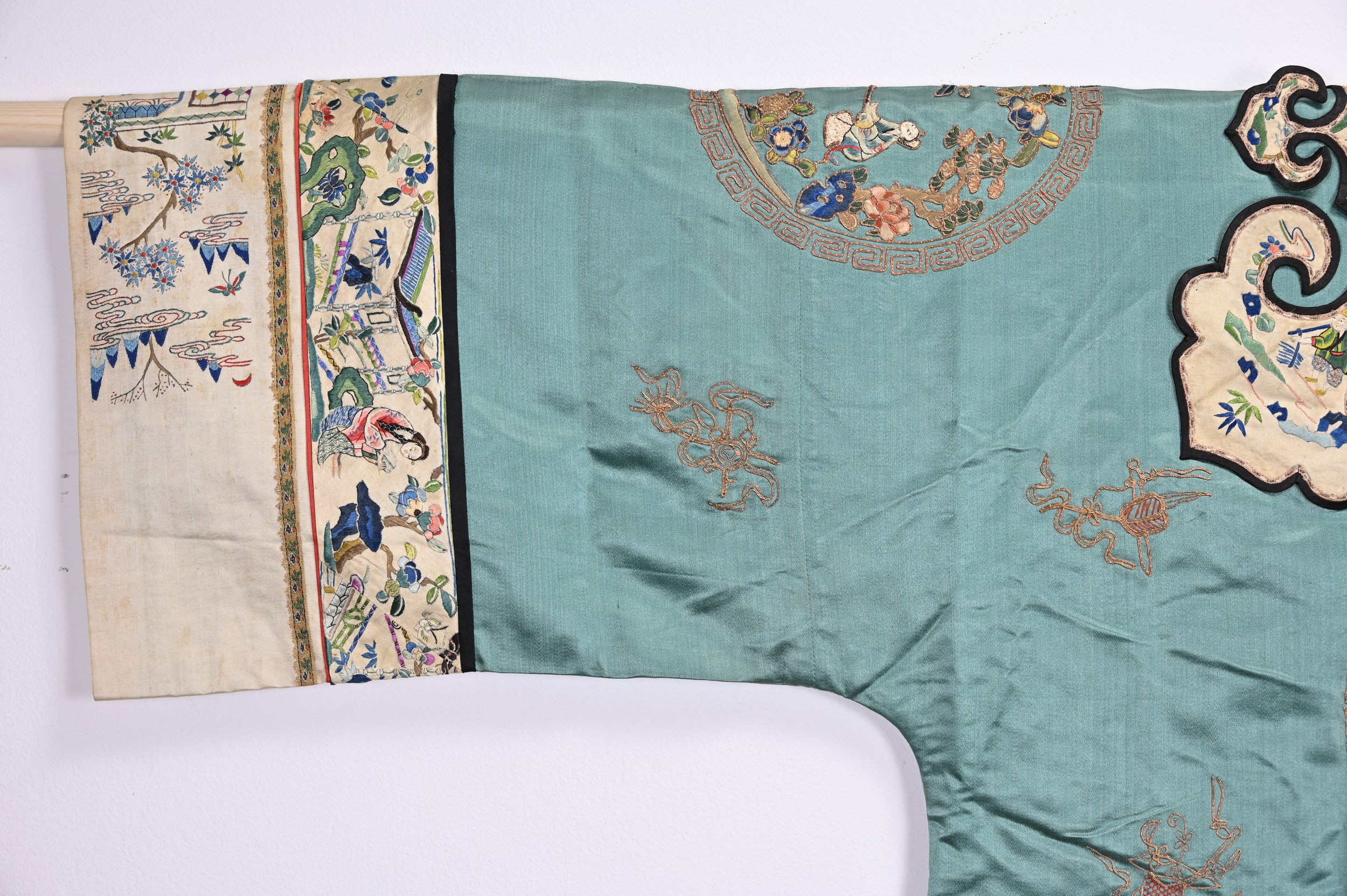 AN EARLY 20TH CENTURY CHINESE DUCK-EGG BLUE SILK EMBROIDERED ROBE. The ruyi-shaped collar, cuffs and - Image 6 of 8