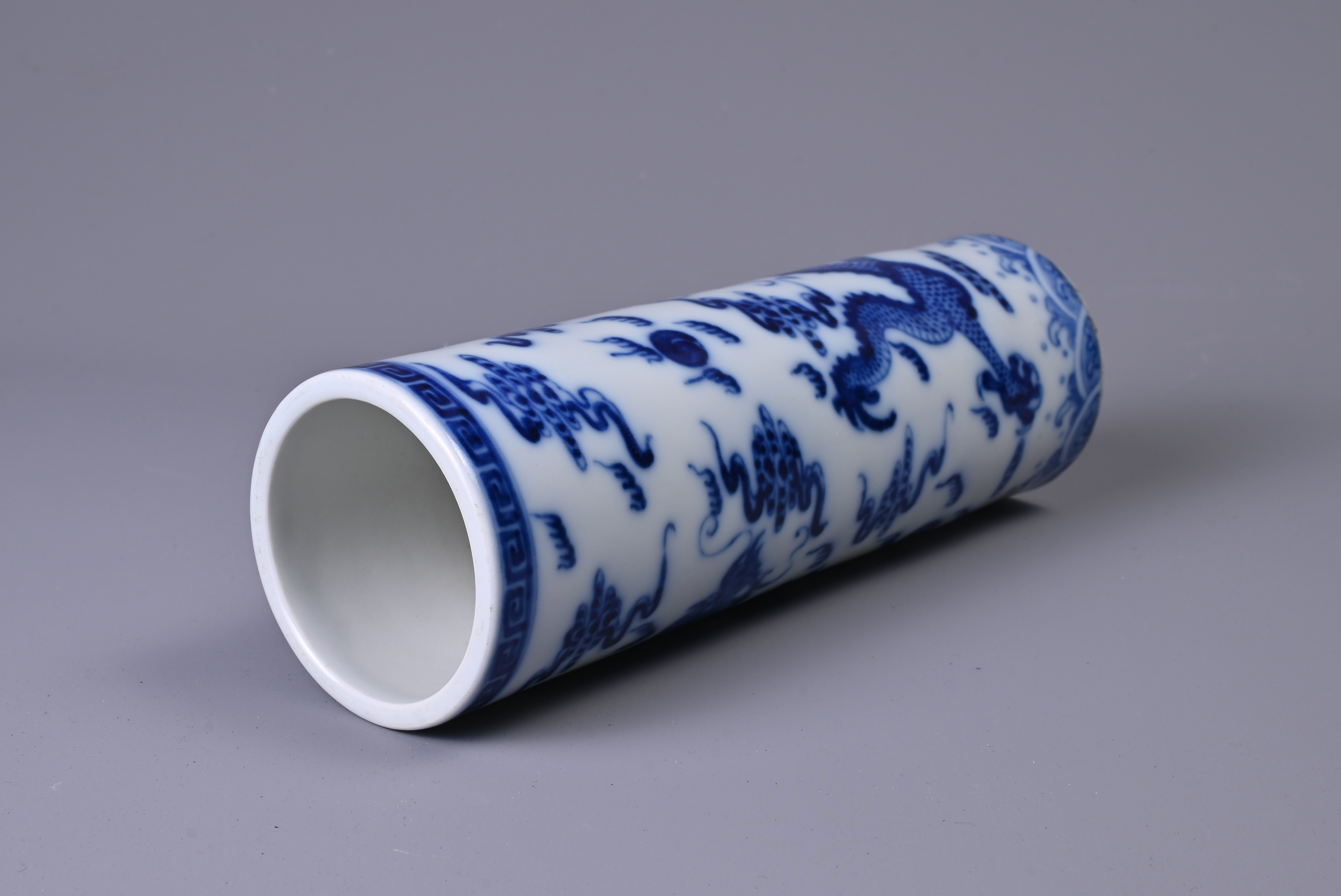 A CHINESE BLUE AND WHITE PORCELAIN BRUSH POT, 20TH CENTURY. Of cylindrical form with continuous - Image 6 of 6