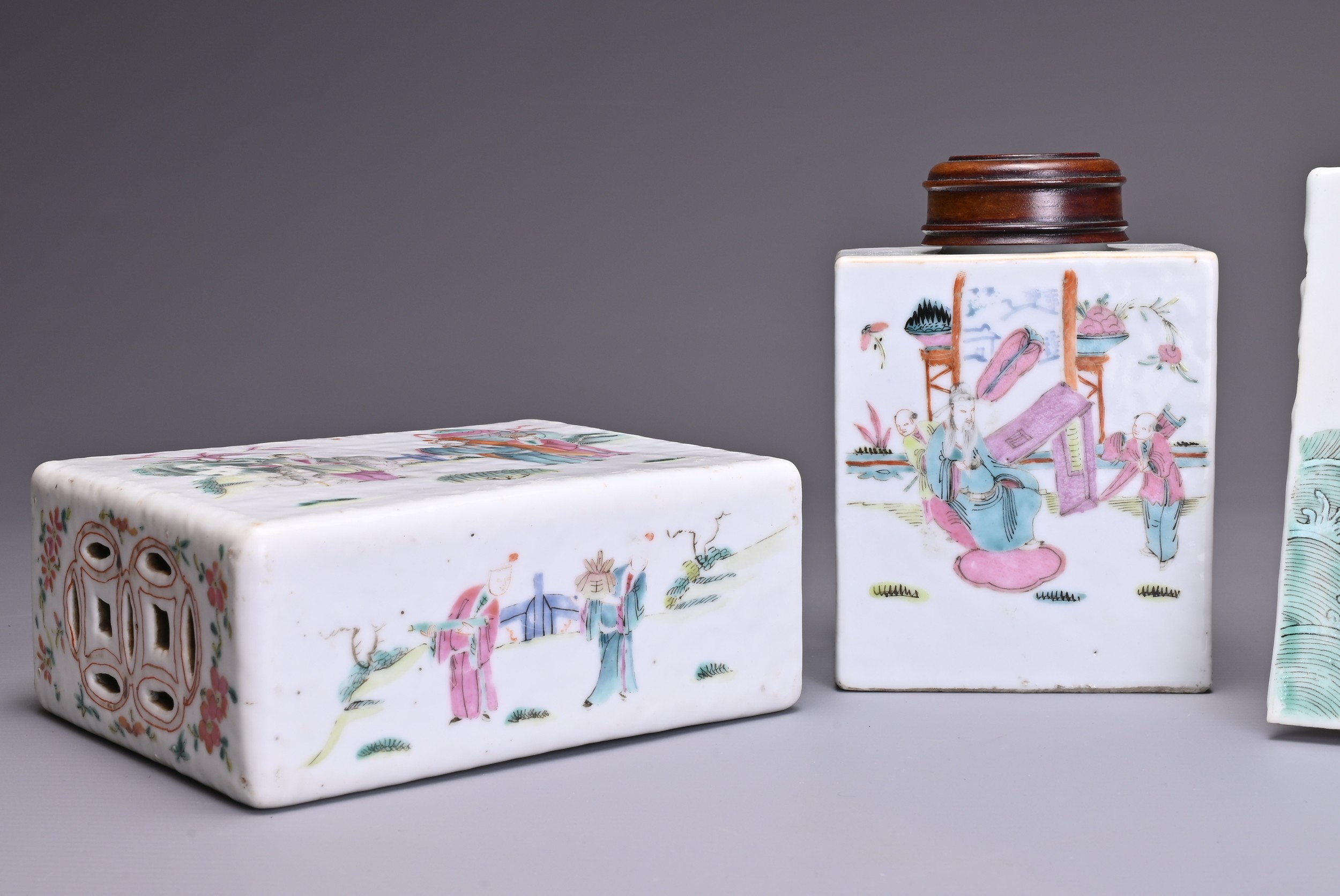 THREE CHINESE FAMILLE ROSE PORCELAIN ITEMS, 19TH CENTURY. Comprising a pillow or rectangular form - Image 5 of 5