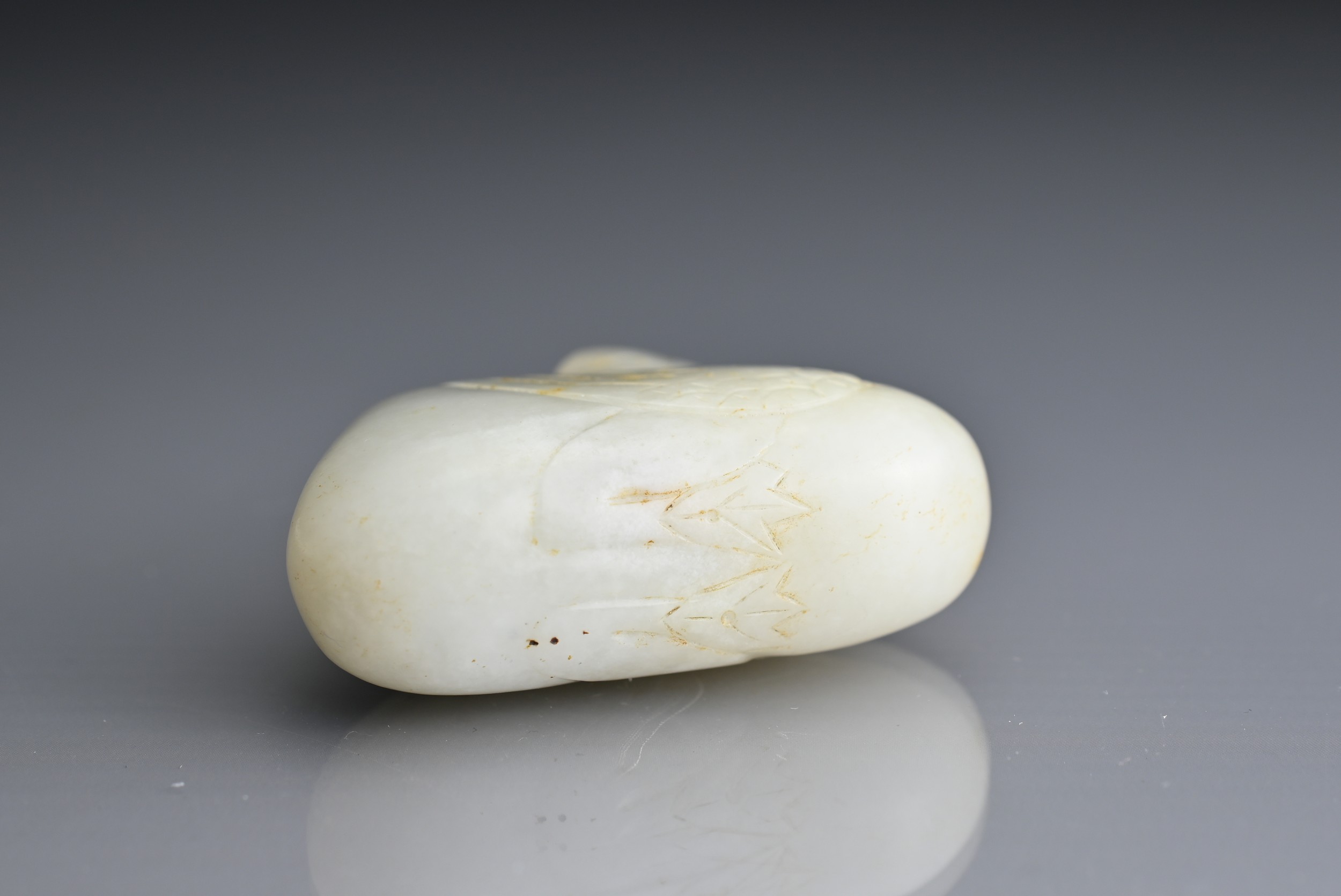 A CHINESE WHITE AND RUSSET JADE CARVING OF A CRANE, QING DYNASTY. Seated with its head turned to its - Image 5 of 5
