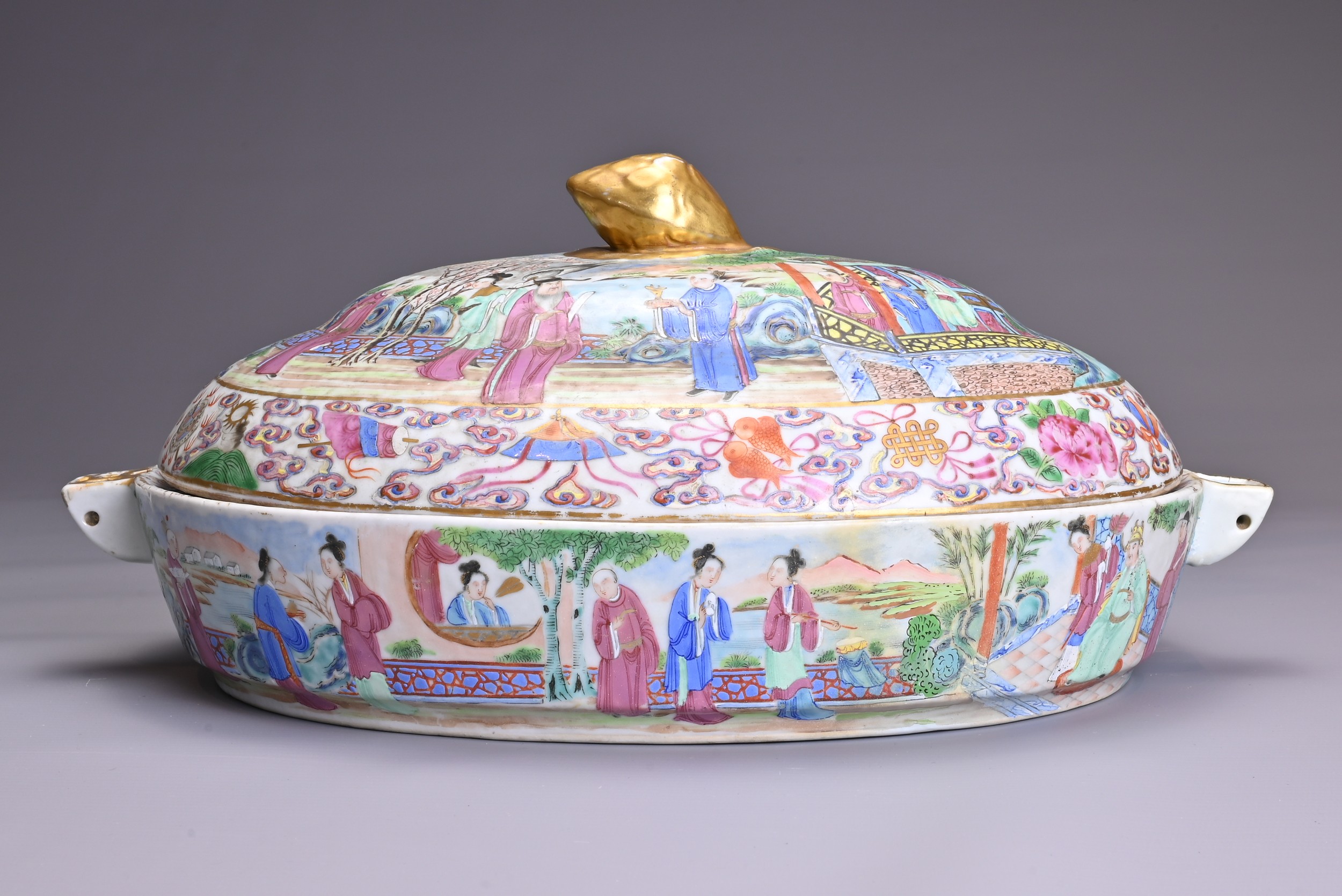 A LARGE CHINESE CANTON FAMILLE ROSE PORCELAIN WARMING DISH AND COVER, 19TH CENTURY. Well decorated - Image 2 of 7