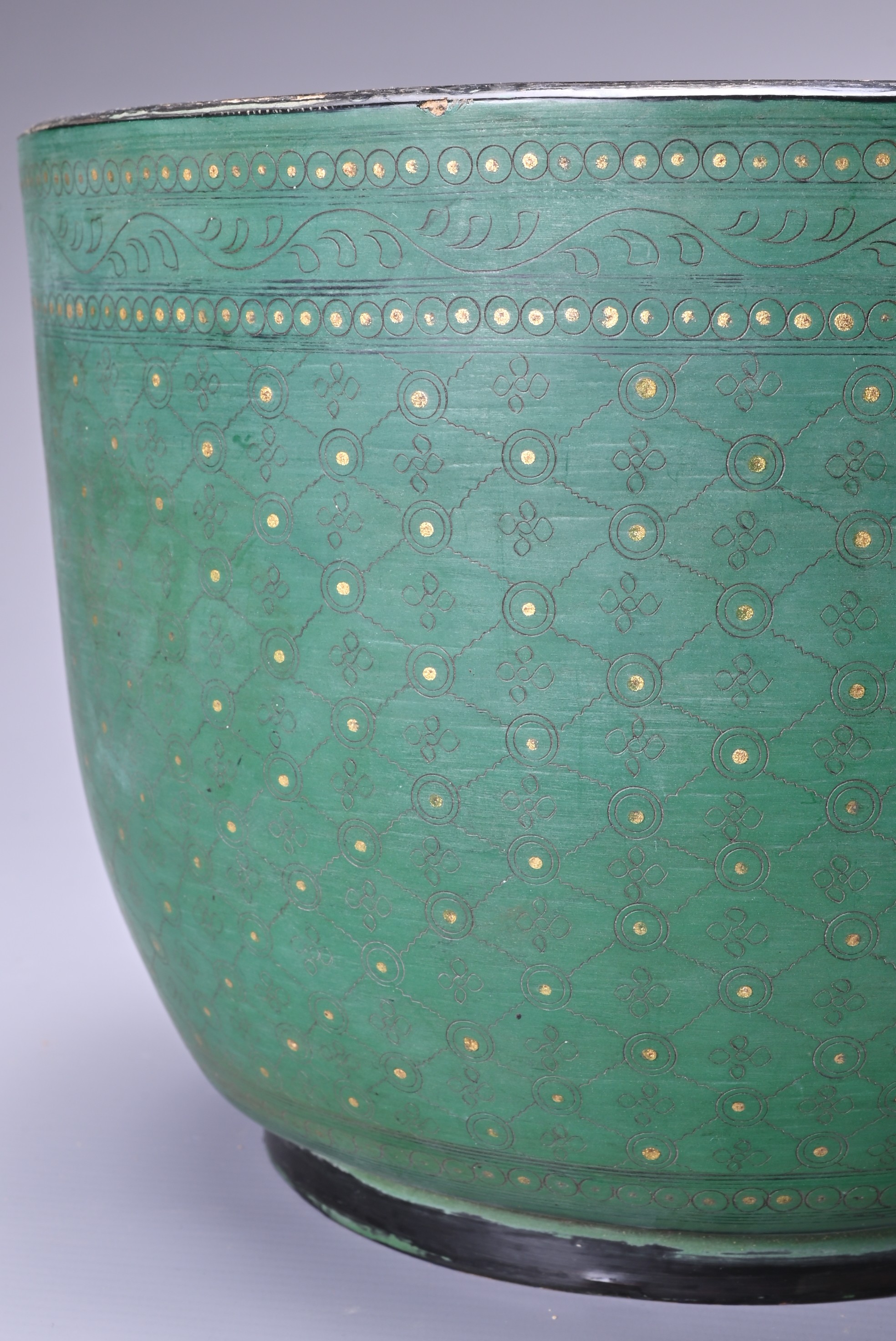 A THAI GREEN LACQUER AND GILT BOWL - Image 6 of 6