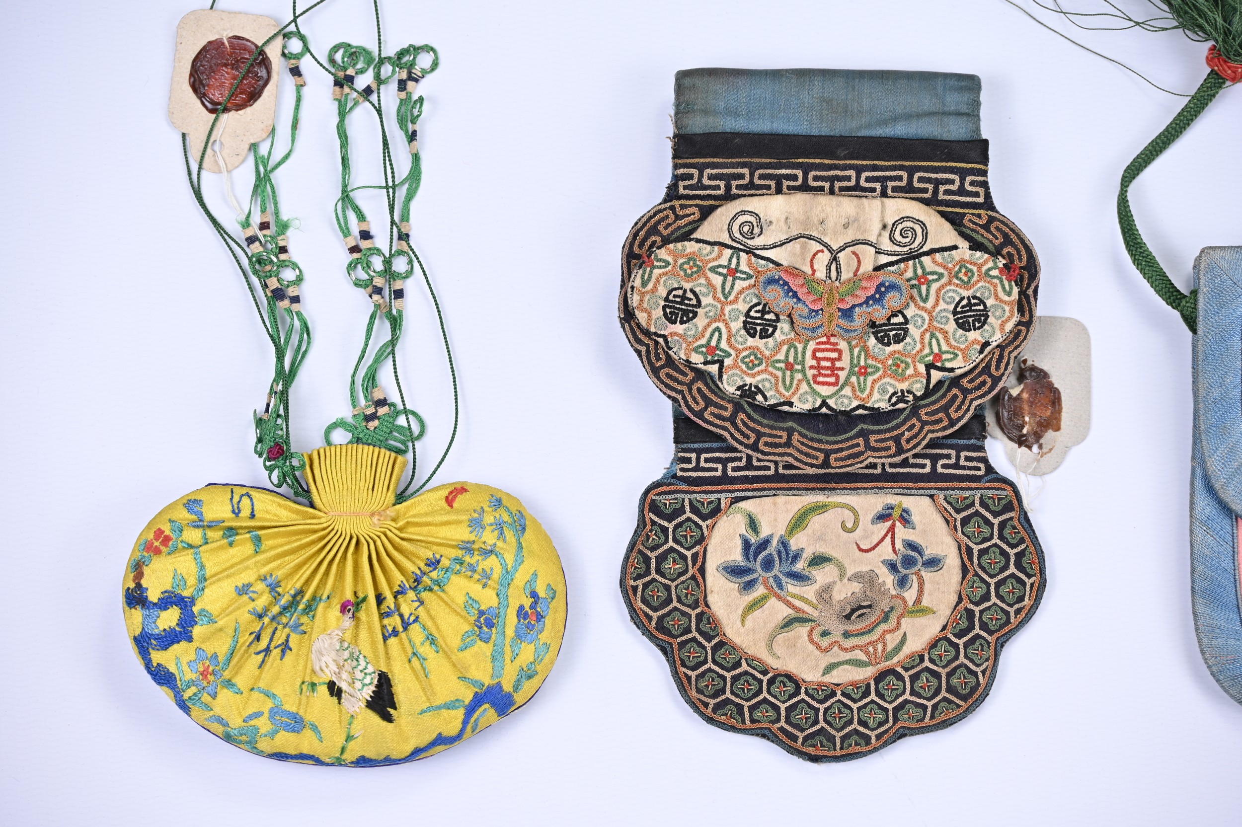 FOUR CHINESE EMBROIDERED SILK PURSES, LATE QING/EARLY 20TH CENTURY. Comprising: a ruyi-shaped blue - Image 5 of 5