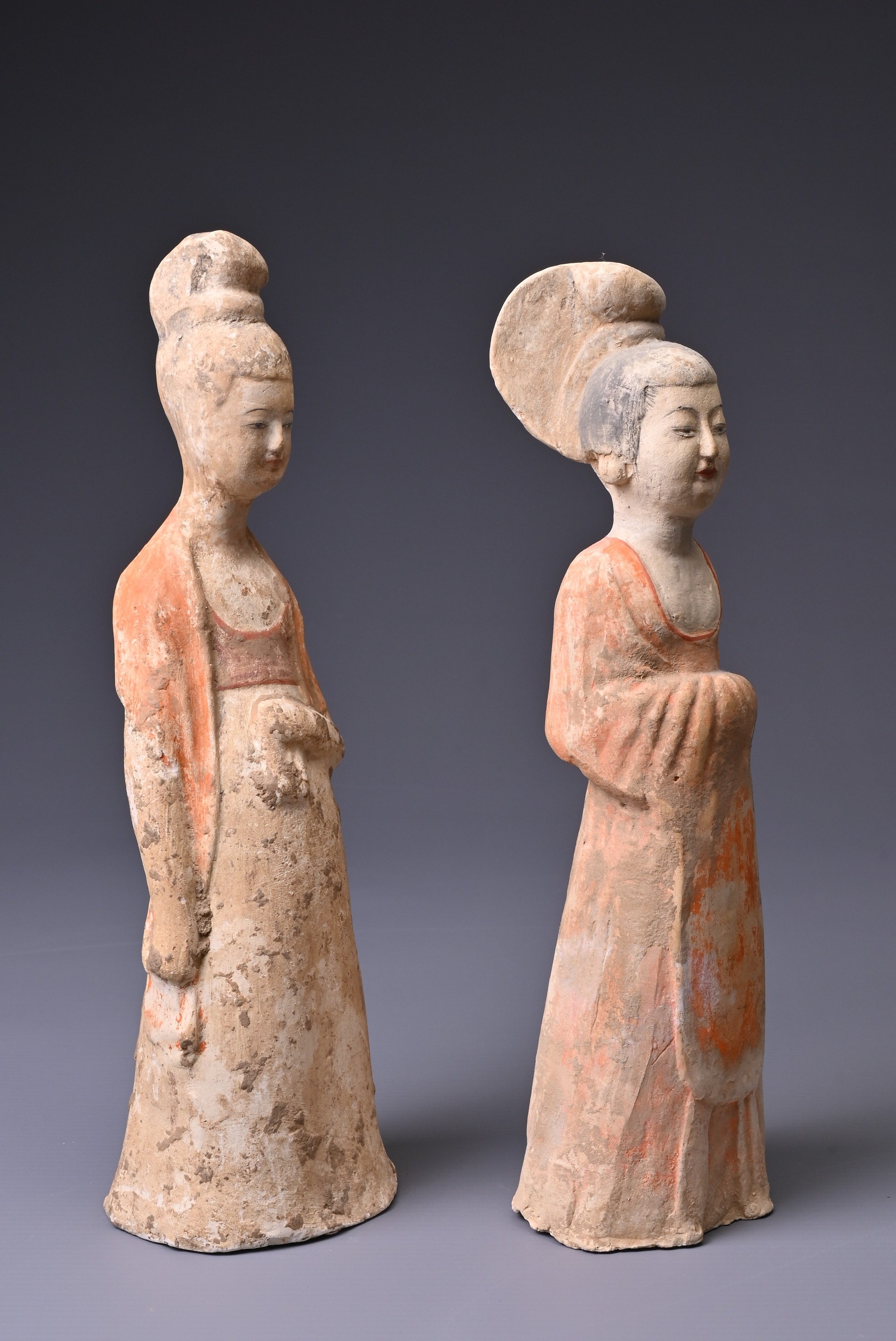 TWO CHINESE PAINTED POTTERY FIGURES OF COURT LADIES, TANG DYNASTY (AD 618-907). Each modelled - Image 5 of 6