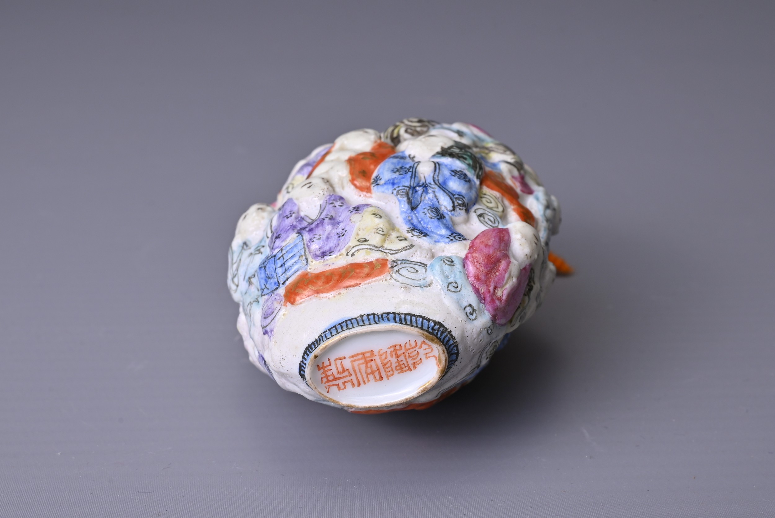 A CHINESE FAMILLE ROSE PORCELAIN SNUFF BOTTLE, 19TH CENTURY. Moulded with the Eighteen Luohan - Image 5 of 7