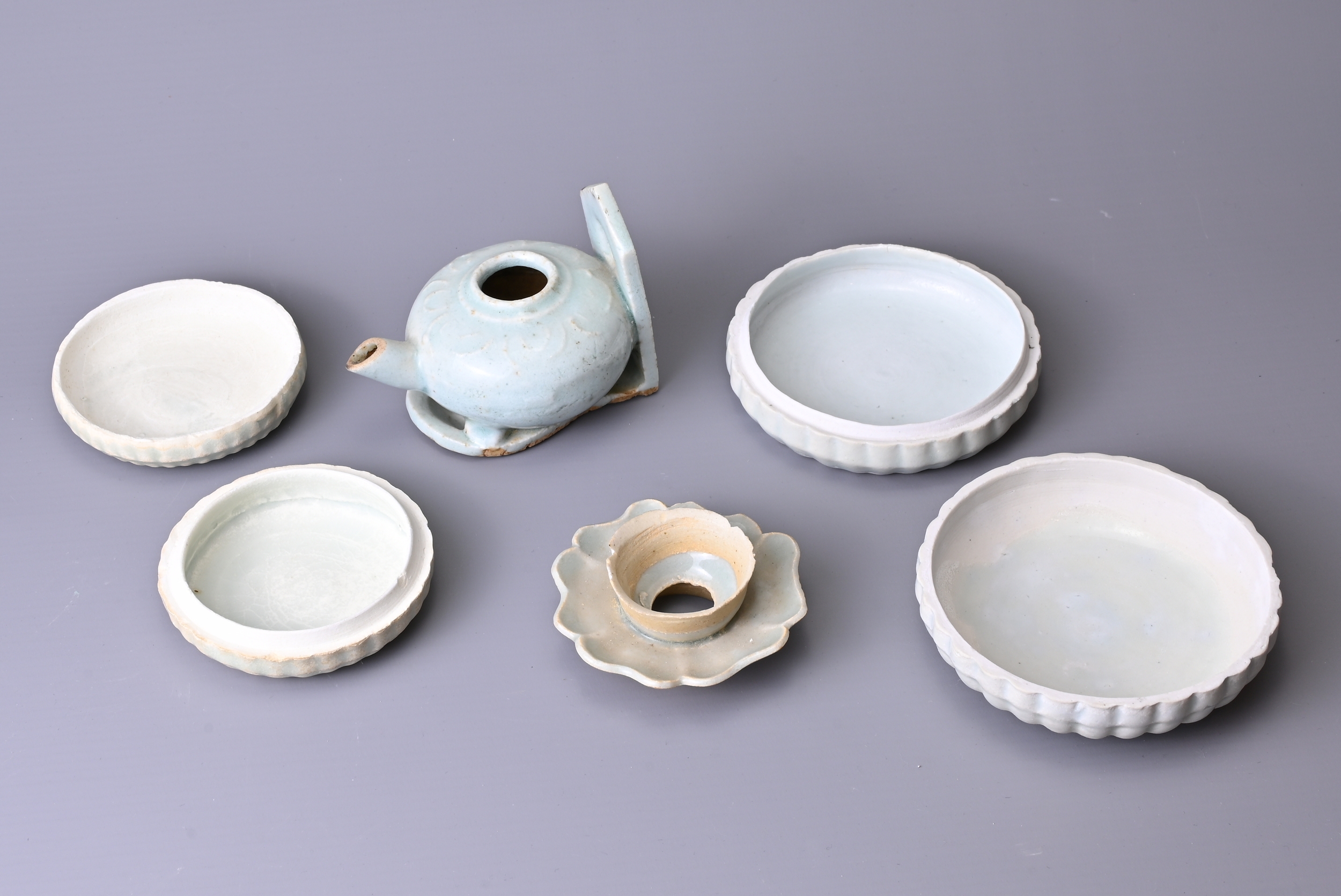 A GROUP OF CHINESE CERAMIC ITEMS, SONG / YUAN DYNASTY. To include two Qingbai ware cosmetic boxes - Image 2 of 4