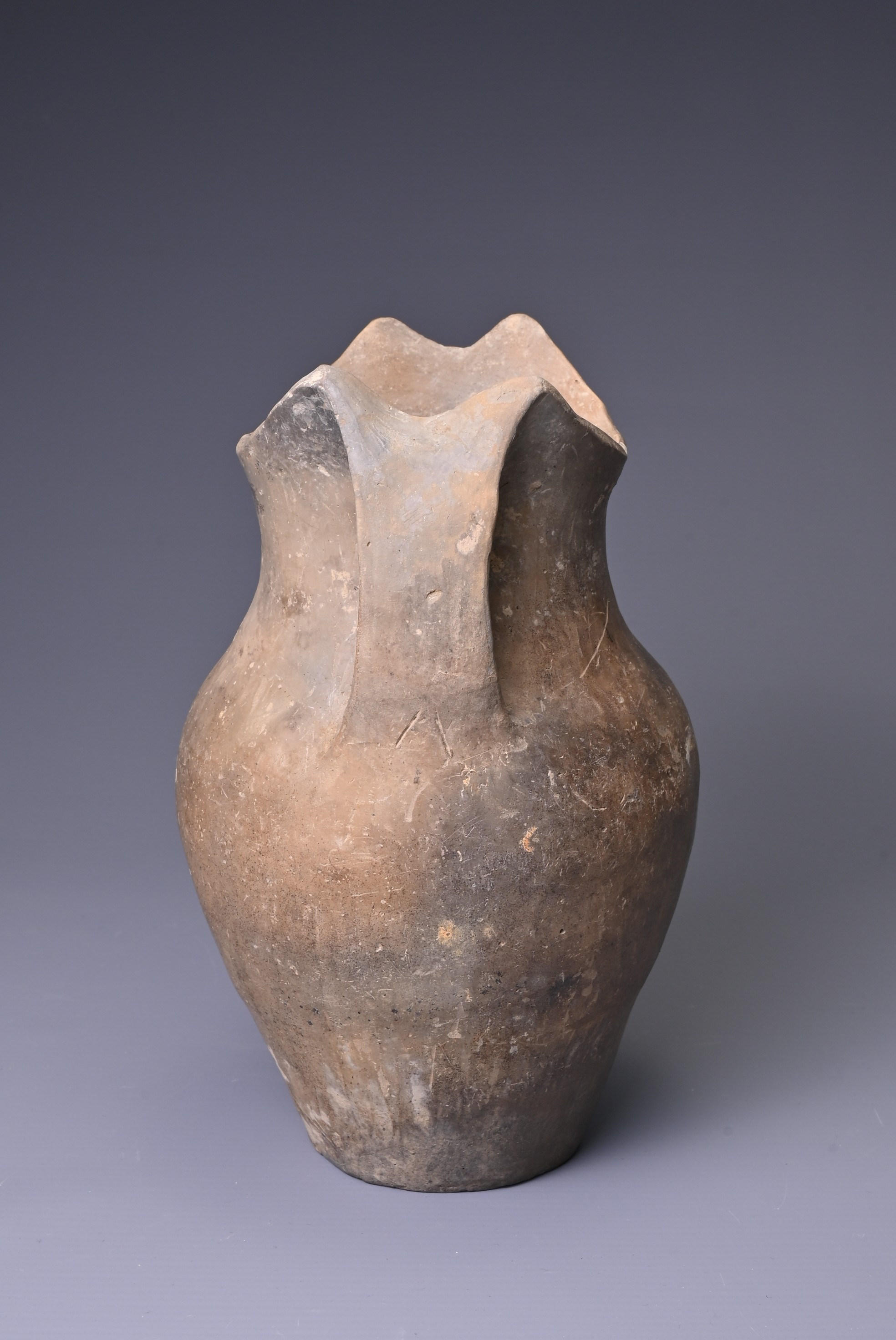 A CHINESE NEOLITHIC BLACK POTTERY JAR, SIWA CULTURE (C. 1350 BC). Heavily potted with a smooth - Image 2 of 6