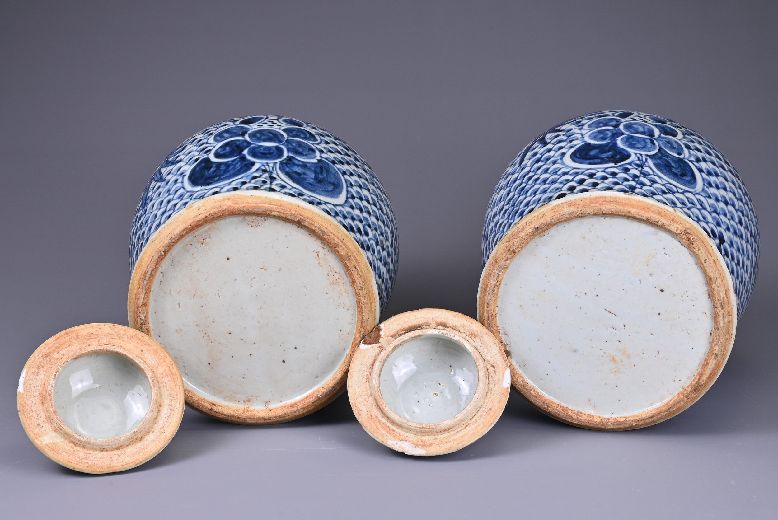 A PAIR OF CHINESE KANGXI (1662-1722) BLUE AND WHITE PORCELAIN BALUSTER VASES AND DOMED COVERS. - Image 5 of 6