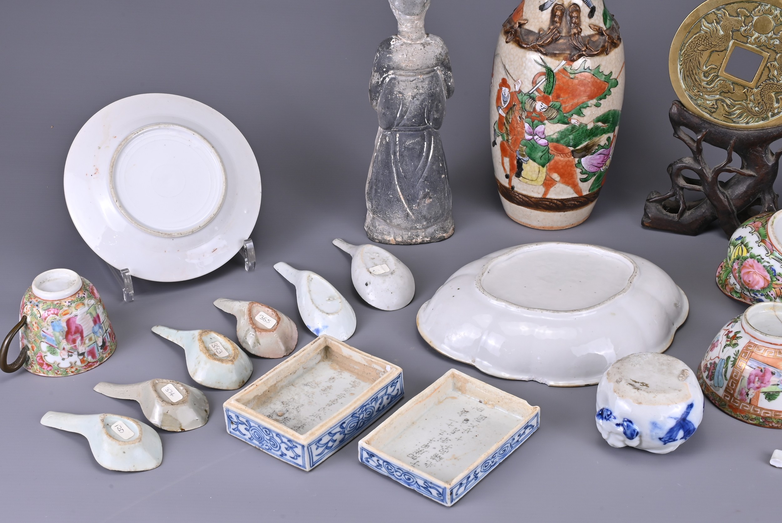 A GROUP OF CHINESE / JAPANESE ITEMS. To include a quantity of 19/20th century Cantonese famille rose - Image 6 of 6