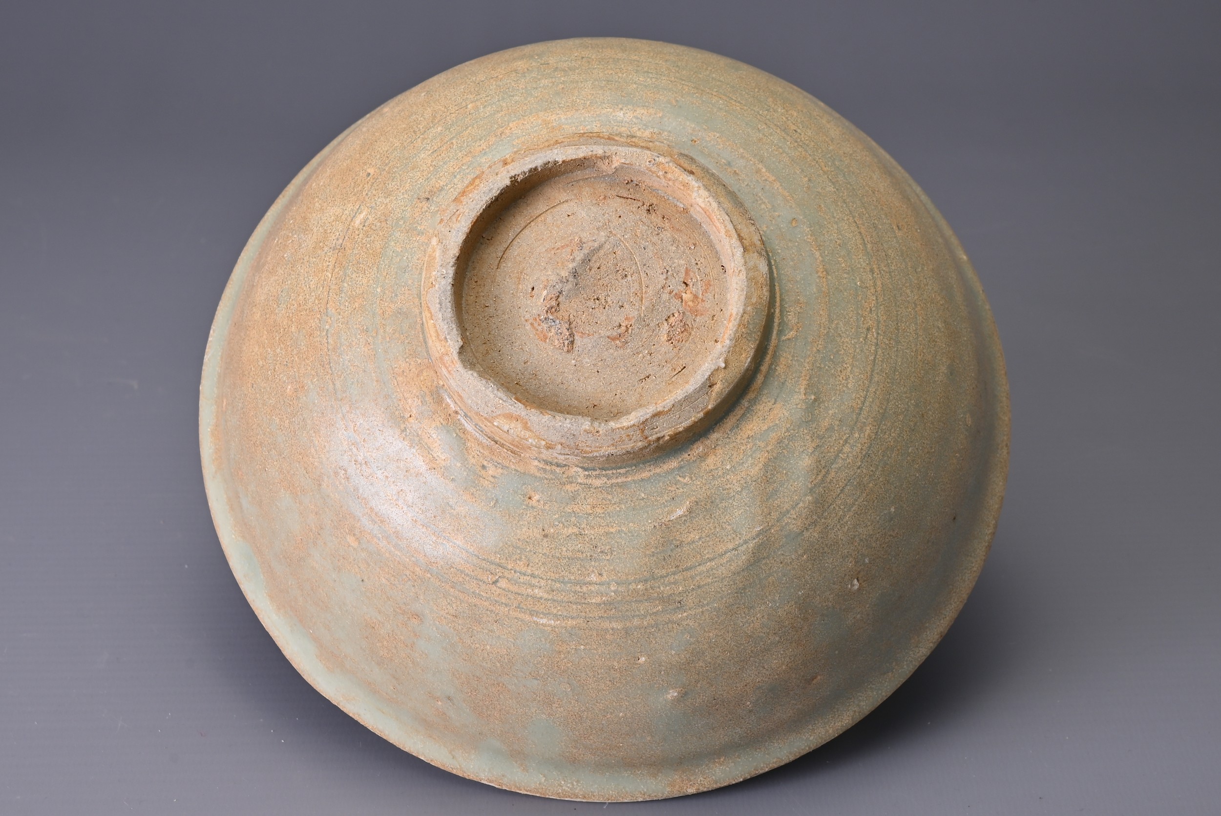 A CHINESE LONGQUAN CELADON BOWL, SONG / YUAN DYNASTY, ZHEJIANG PROVINCE. Flared rim and lightly - Image 4 of 6