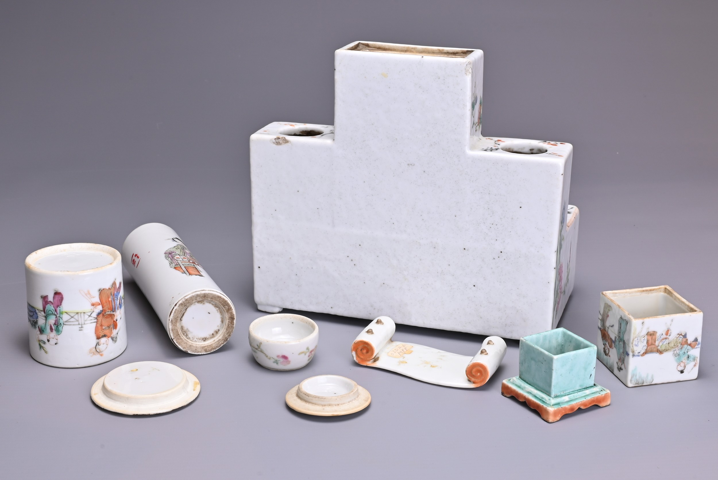 A GROUP OF CHINESE FAMILLE ROSE PORCELAIN ITEMS, 19TH CENTURY. Comprising a table stand for ink - Image 4 of 7