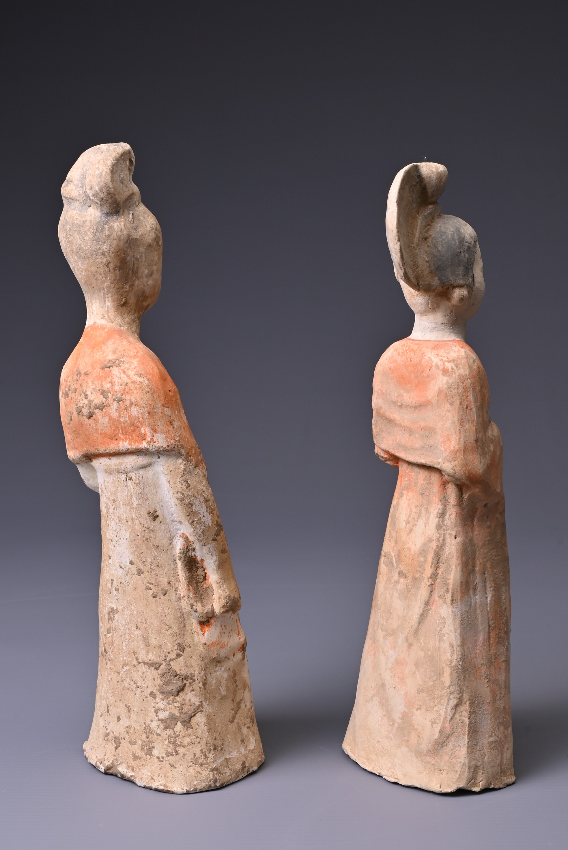 TWO CHINESE PAINTED POTTERY FIGURES OF COURT LADIES, TANG DYNASTY (AD 618-907). Each modelled - Image 4 of 6