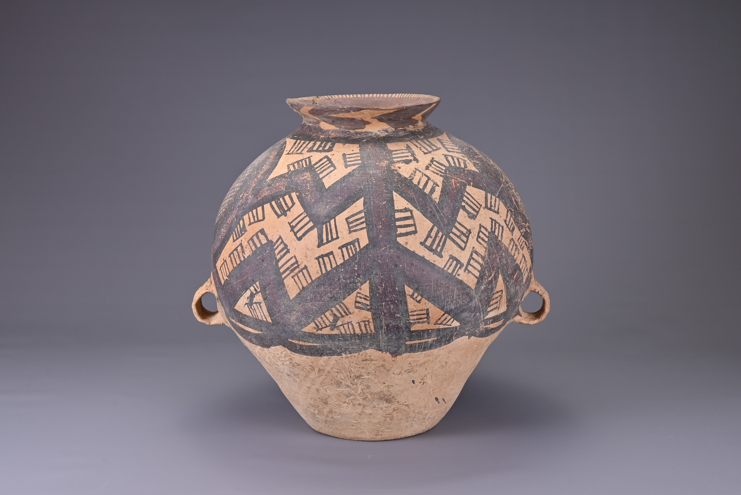 A LARGE CHINESE NEOLITHIC PAINTED POTTERY JAR, MACHANG (C. 2300 - 2000 BC). Fairly heavily potted in