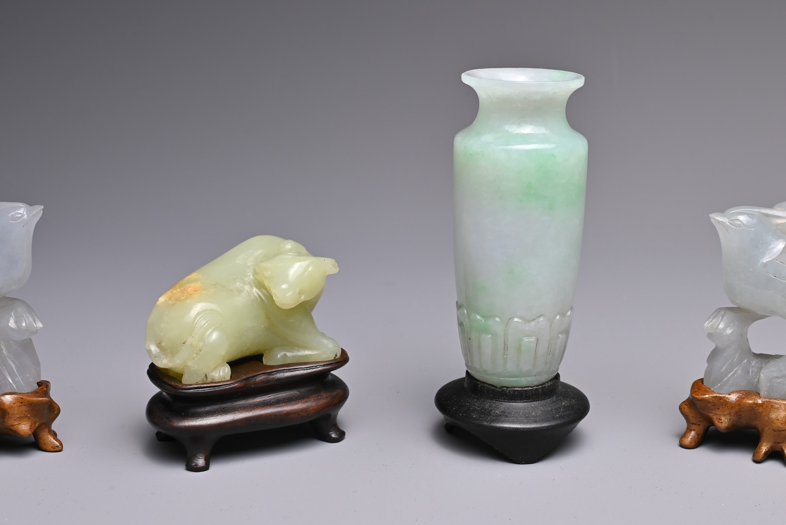 A GROUP OF FOUR CHINESE JADE / JADEITE ITEMS, 19/20TH CENTURY. To include a jadeite vase on wooden - Image 2 of 4