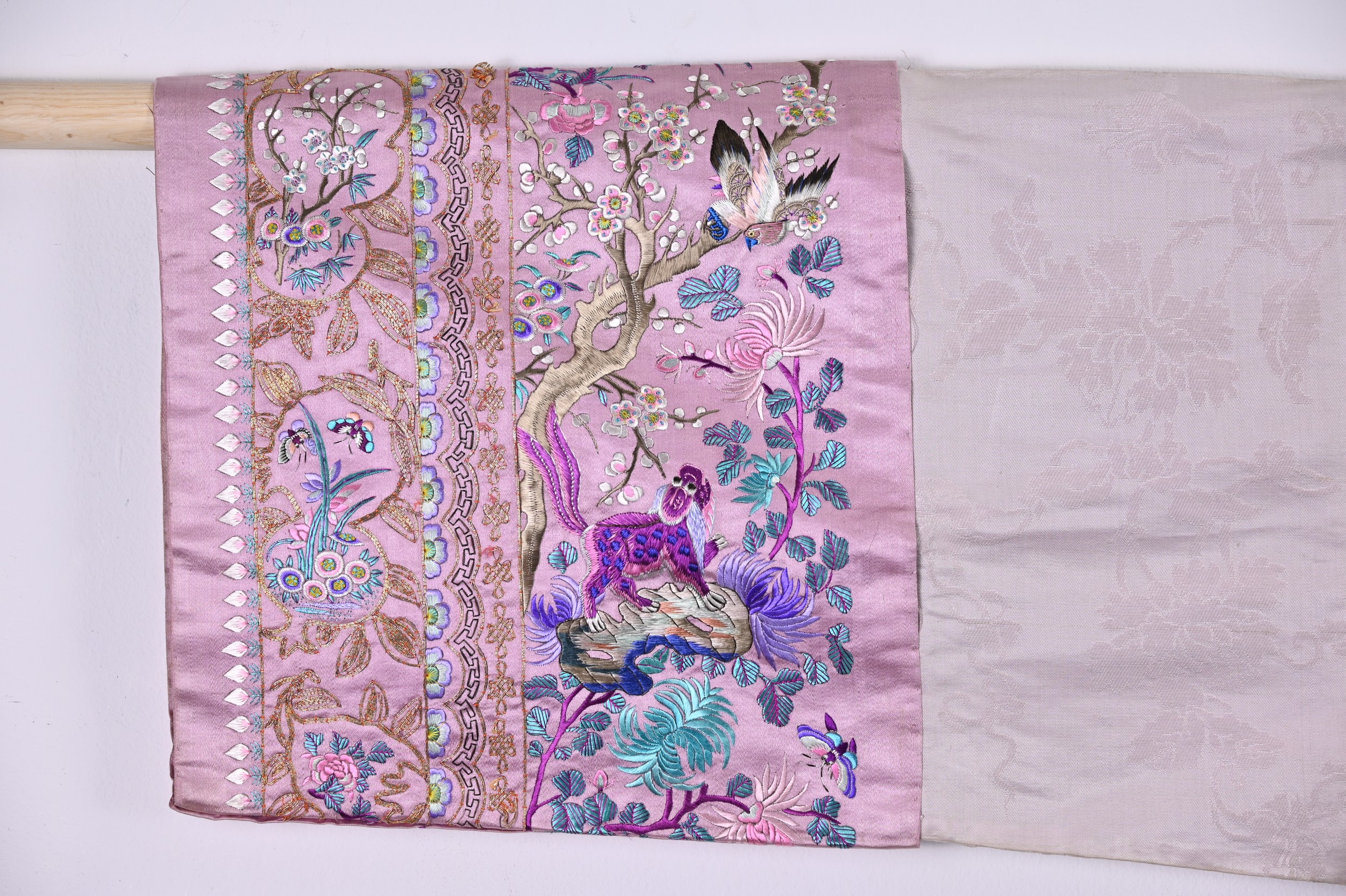 A CHINESE EMBROIDERED SILK PALE PINK- GROUND WOMEN'S JACKET, LATE 19TH/20TH CENTURY. The pale pink - Image 6 of 7