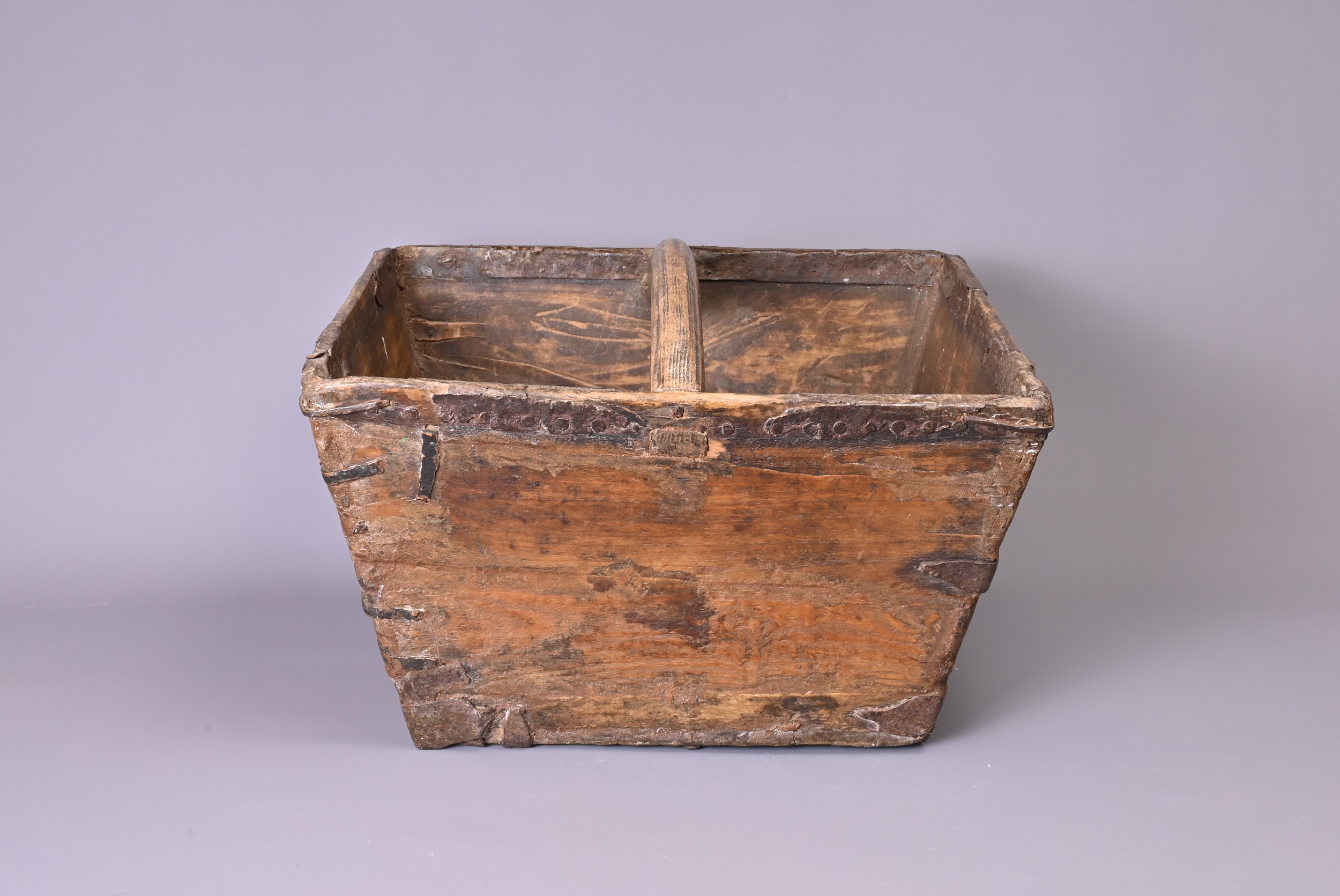 CHINESE 19TH/20TH CENTURY SQUARE-FORM RICE GRAIN BUCKET, with central handle and metal fittings. - Image 3 of 7