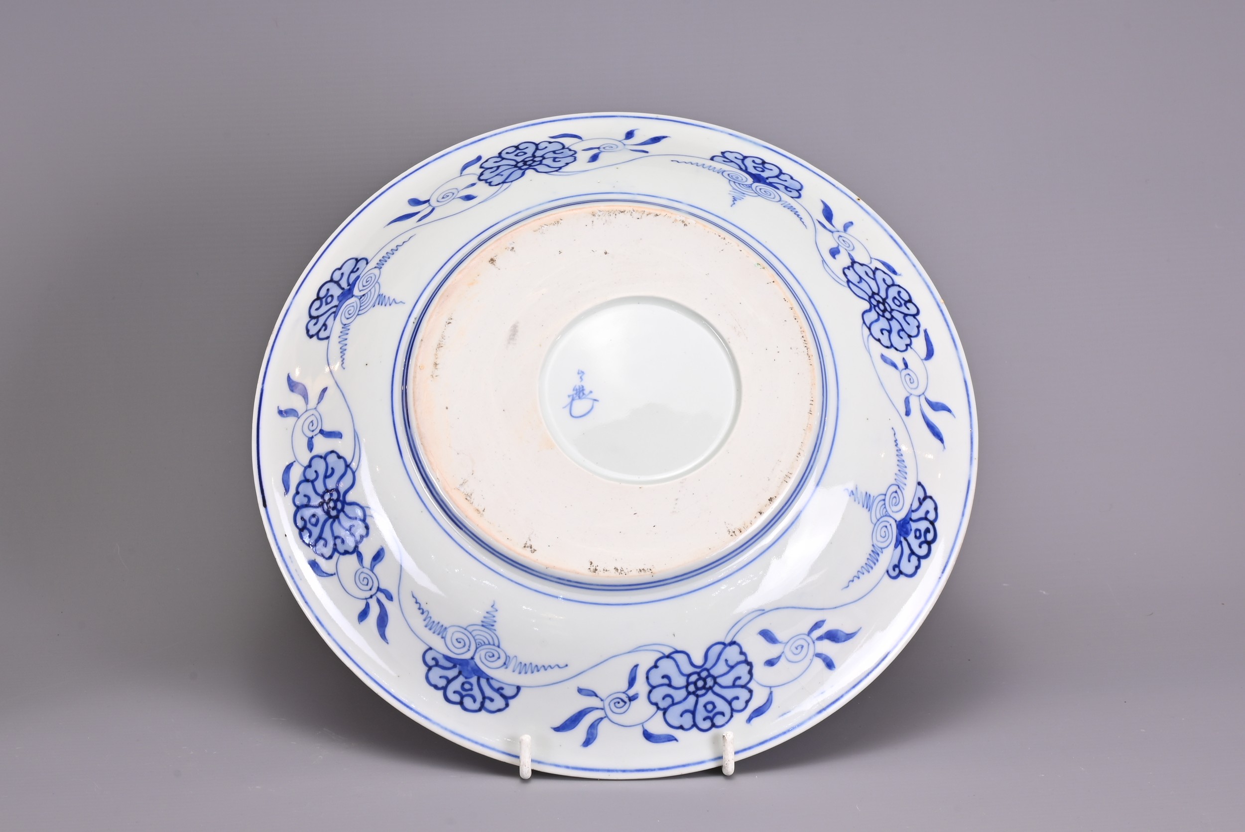 A PAIR OF JAPANESE BROWN-GROUND CIRCULAR DISHES. Each signed in blue to reverse, decorated in - Image 5 of 6