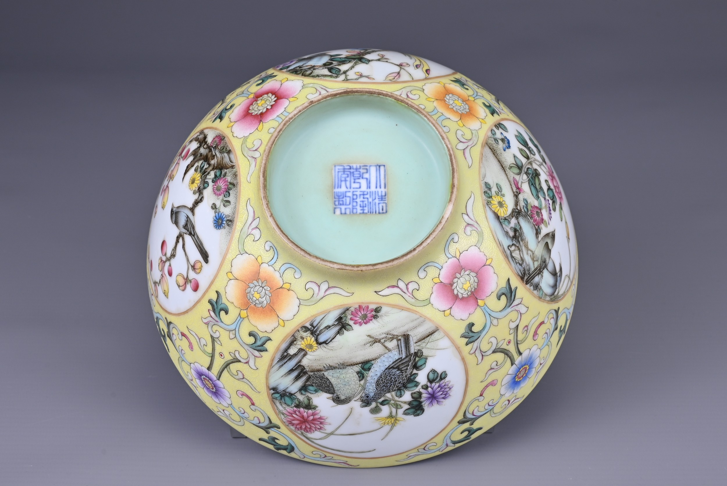 A CHINESE PORCELAIN FAMILLE ROSE AND YELLOW-GROUND SGRAFFITO BOWL, 20TH CENTURY. With underglaze - Image 4 of 6