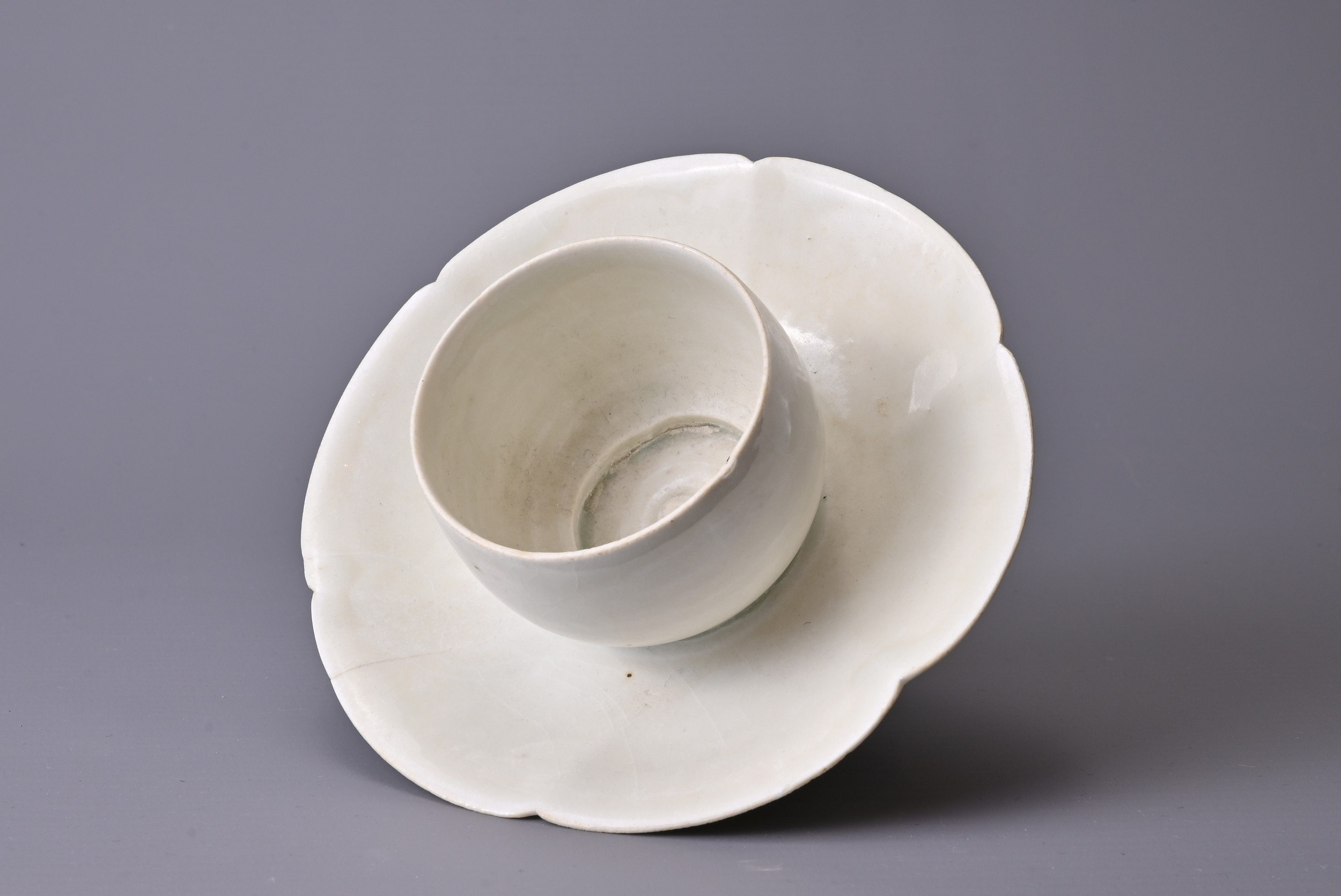 A CHINESE QINGBAI WARE CUP STAND, SONG DYNASTY (960-1279). A rounded cup top section attached to a - Image 5 of 6