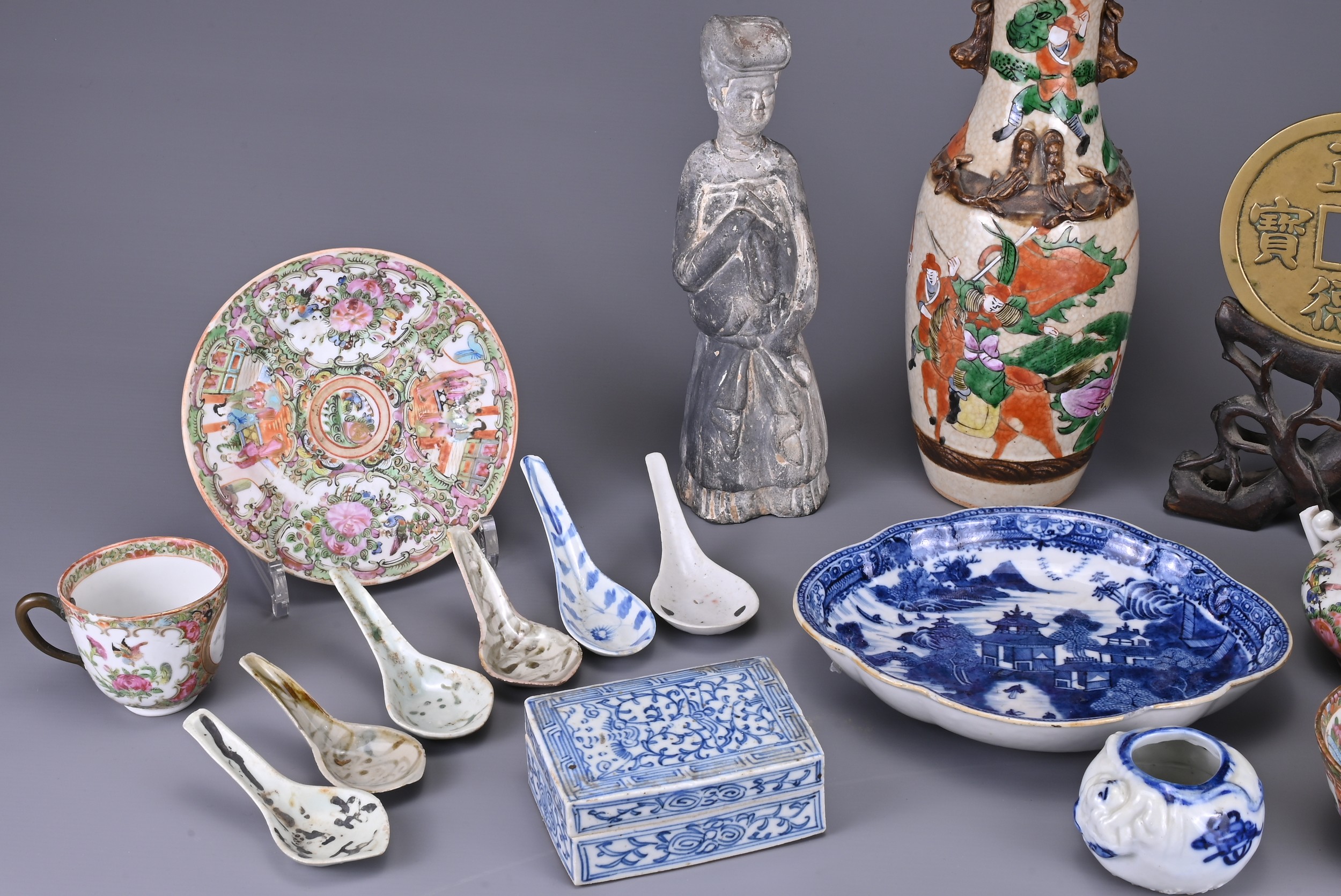 A GROUP OF CHINESE / JAPANESE ITEMS. To include a quantity of 19/20th century Cantonese famille rose - Image 3 of 6
