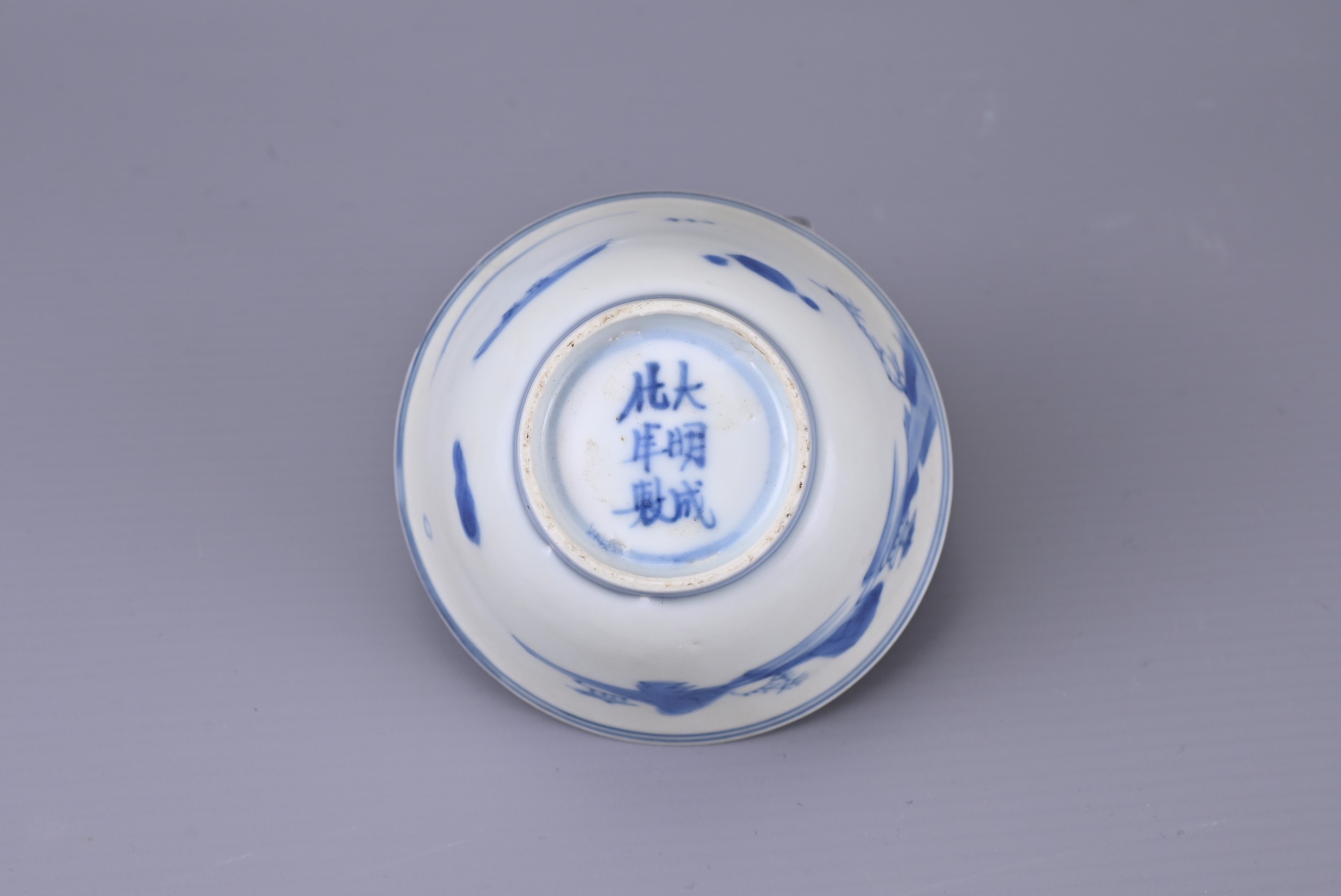 A CHINESE BLUE AND WHITE PORCELAIN CUP, CHENGHUA MARK. Decorated with boat in a coastal landscape - Image 5 of 5