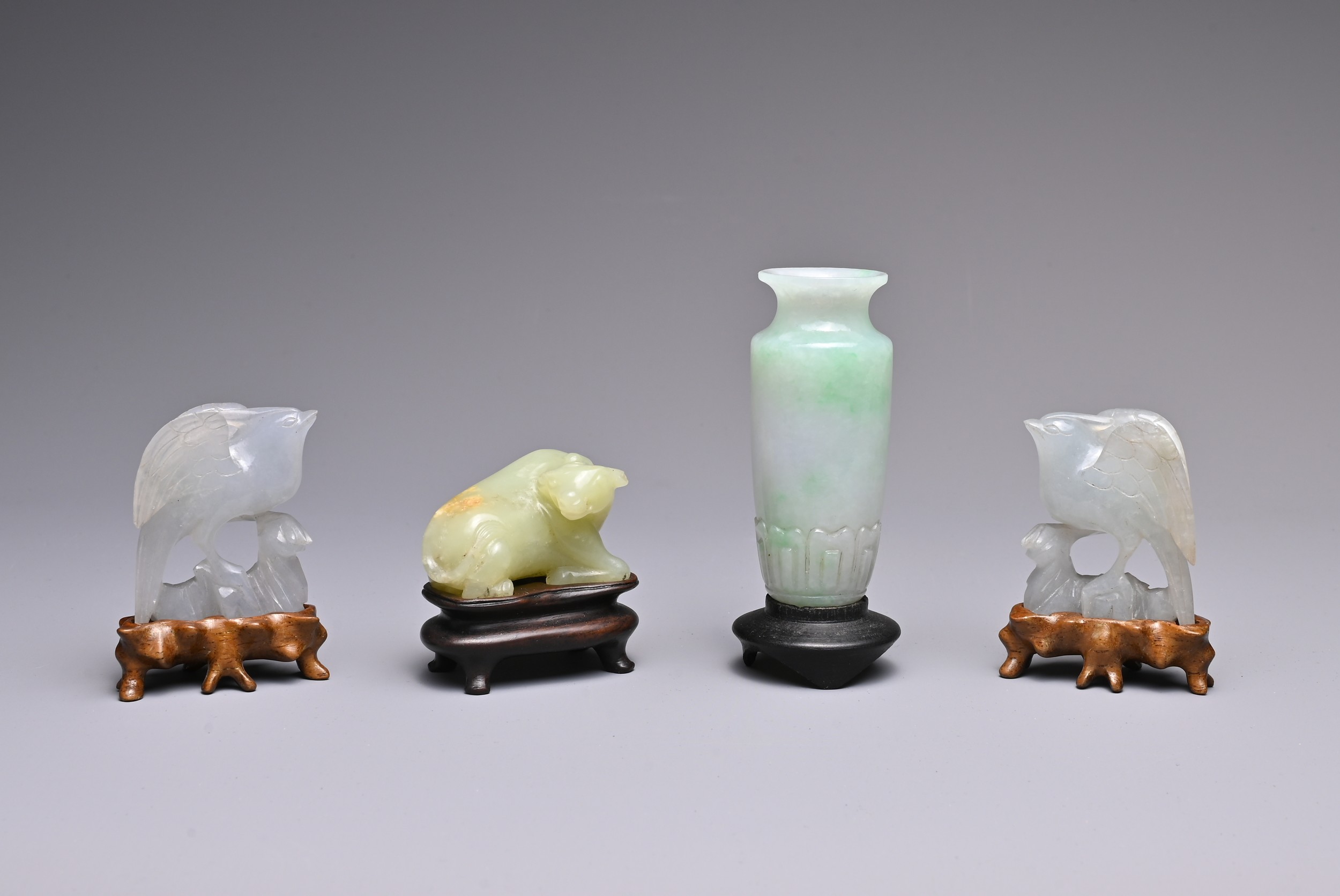 A GROUP OF FOUR CHINESE JADE / JADEITE ITEMS, 19/20TH CENTURY. To include a jadeite vase on wooden