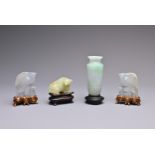 A GROUP OF FOUR CHINESE JADE / JADEITE ITEMS, 19/20TH CENTURY. To include a jadeite vase on wooden