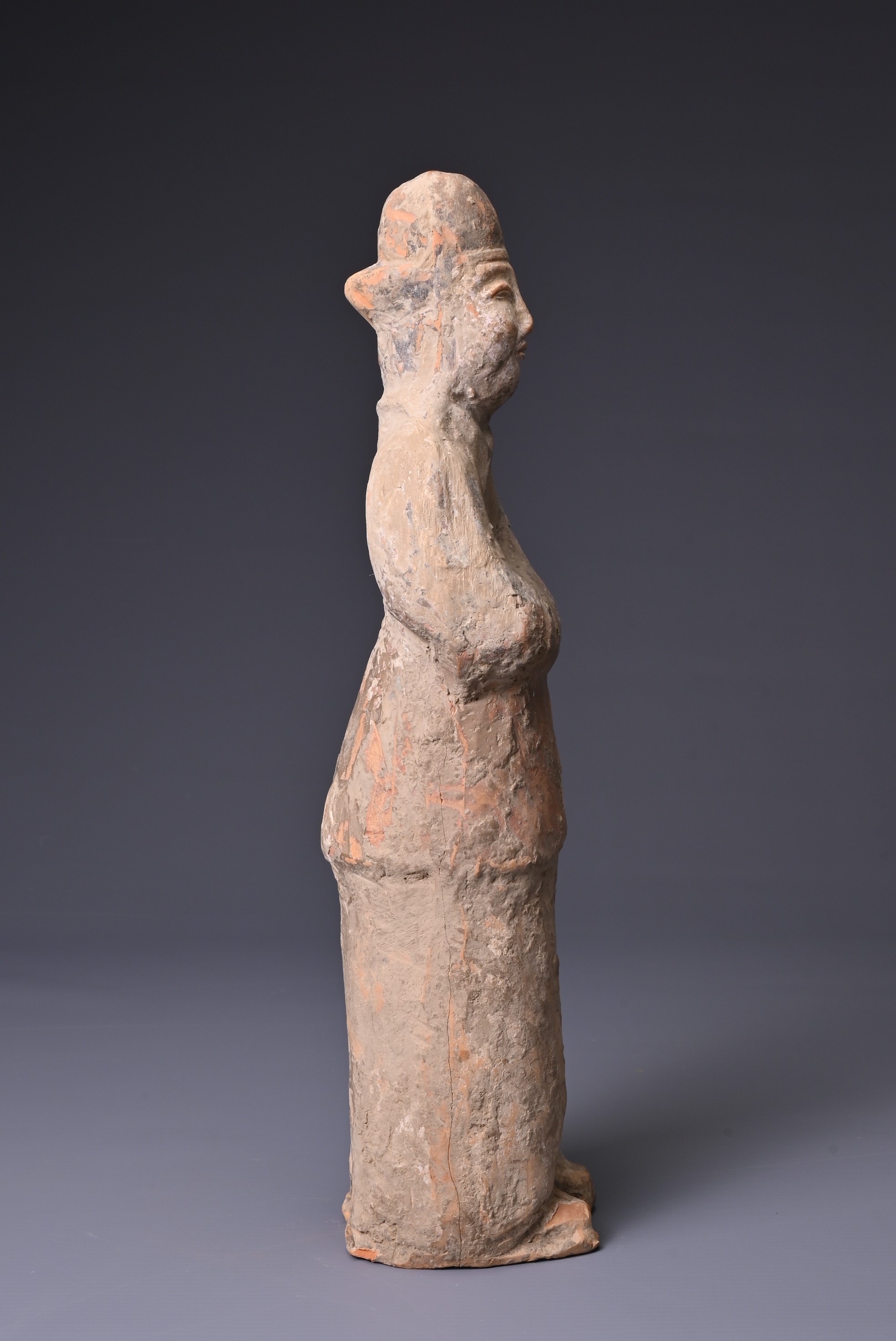 A CHINESE PAINTED POTTERY FIGURE OF AN ATTENDANT, TANG DYNASTY (AD 618-907). Modelled standing - Image 5 of 6